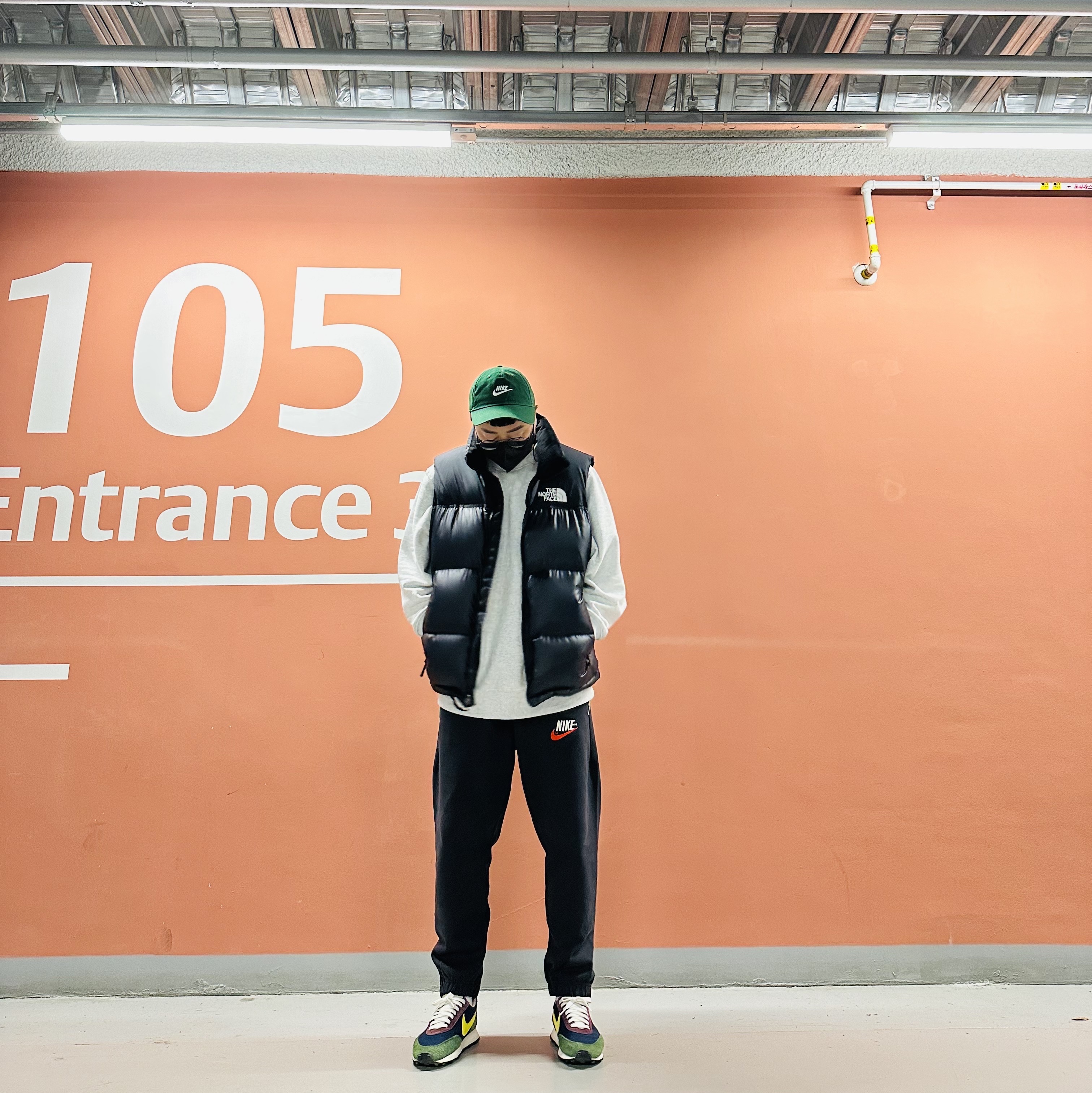 Nike Heritage 86 Futura Washed Cap Gorge Green, The North Face White Label Novelty Nuptse Down Vest Black 착용 스타일 - 1