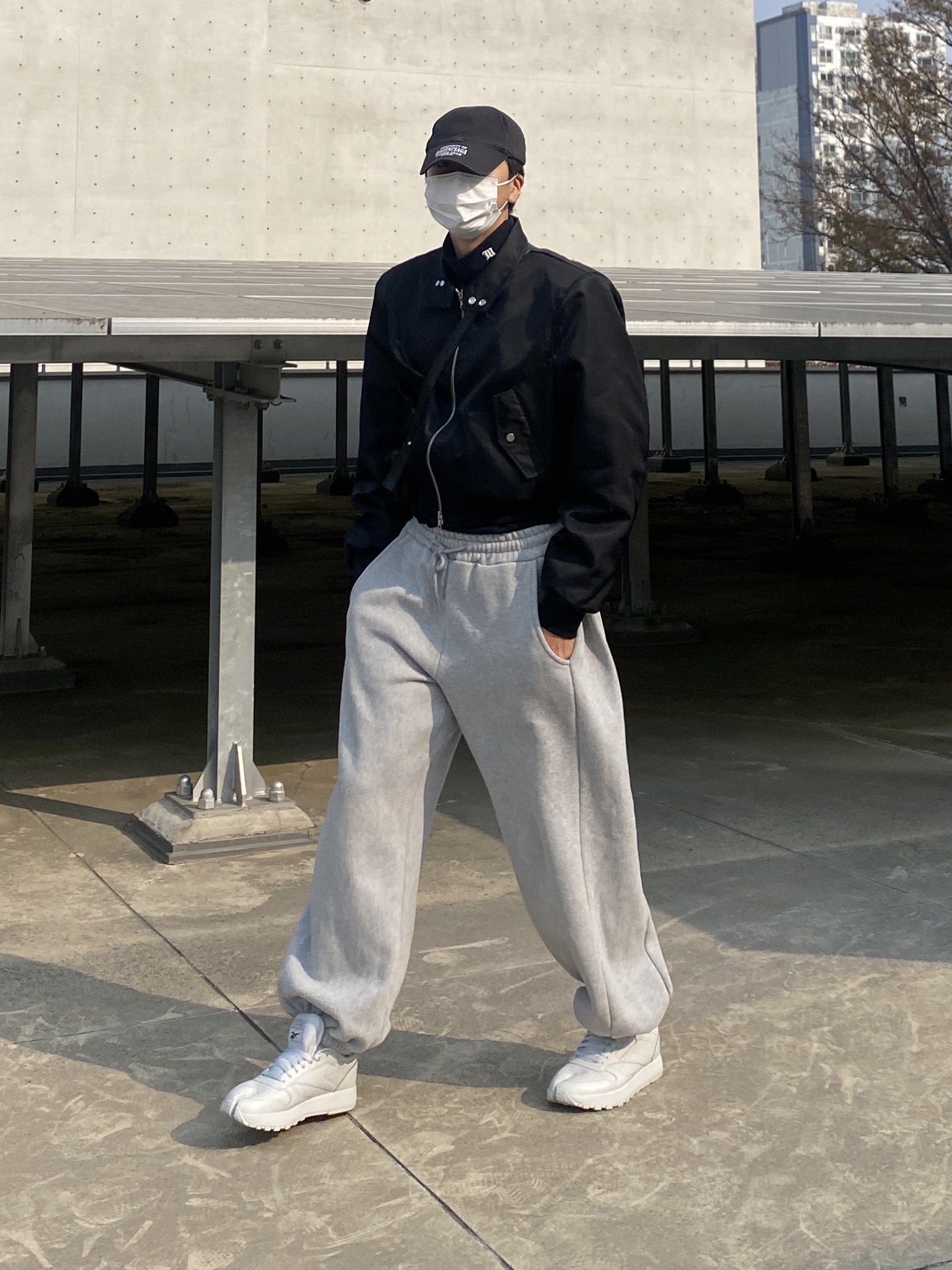 Reebok x Maison Margiela Classic Leather Tabi Shoes Grey, Balenciaga Cotton Drill Property Cap Black White 착용 스타일 - 2
