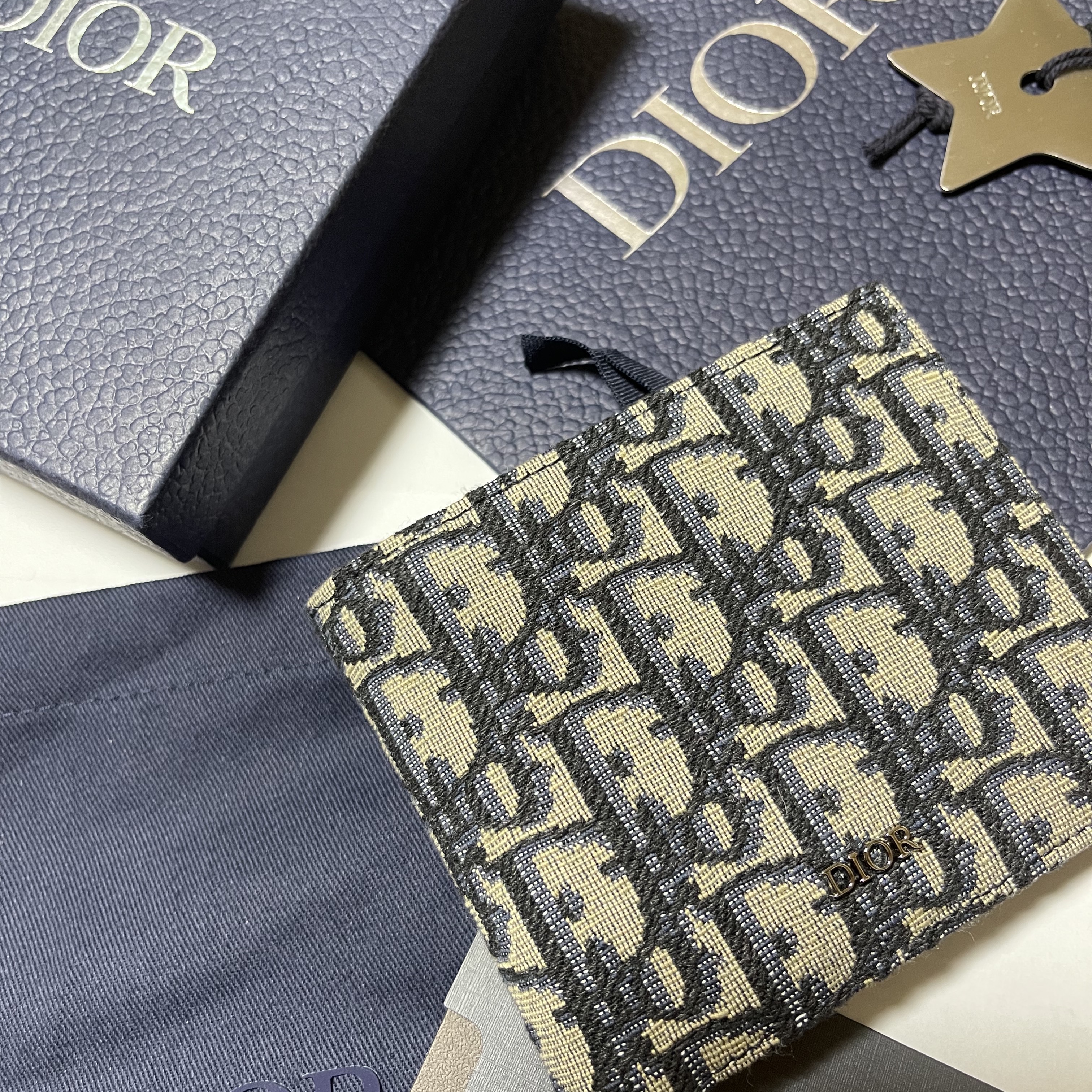 Dior Compact Wallet Beige & Black Dior Oblique Jacquard 착용 스타일