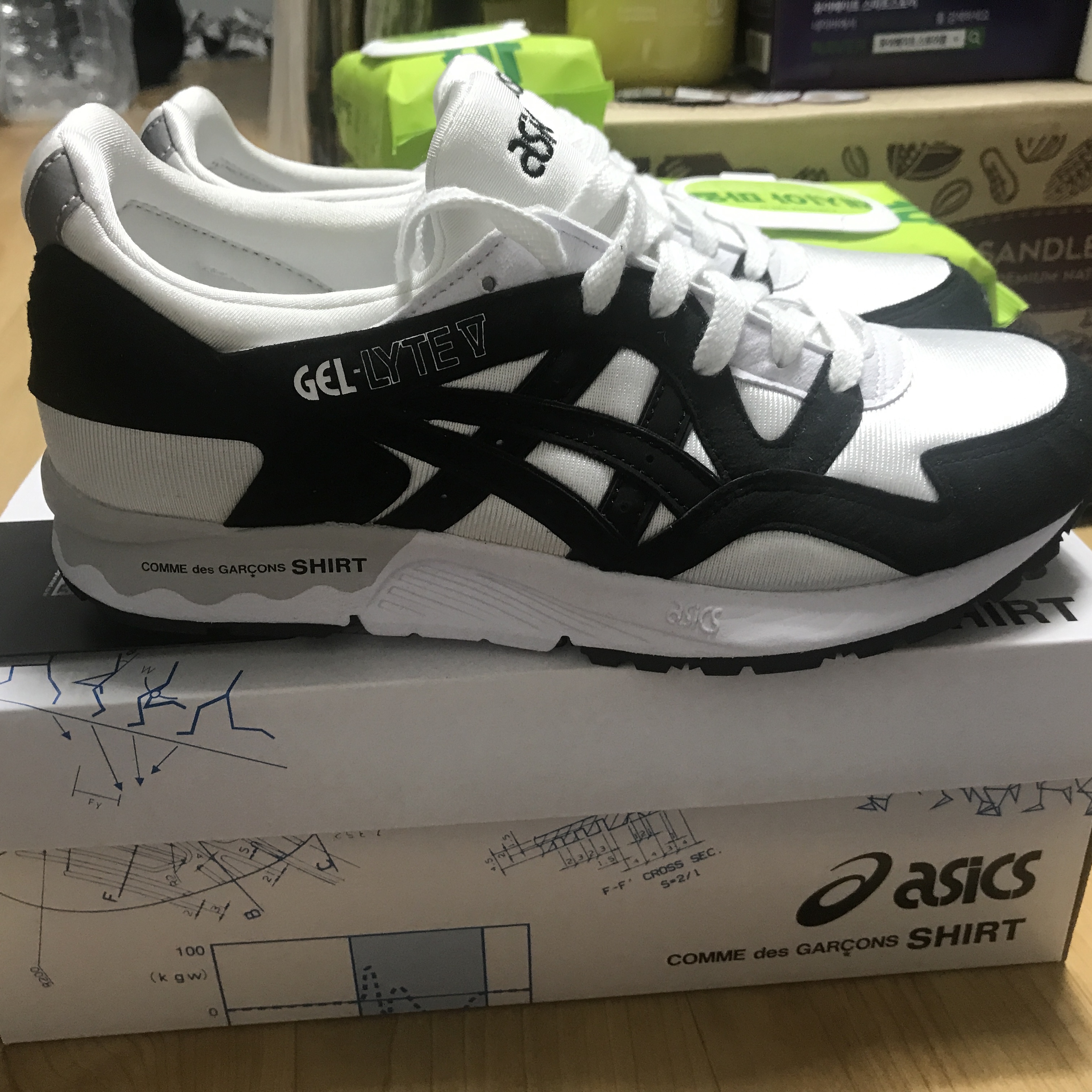 Asics x Comme des Garcons Shirt Gel-Lyte V White Black 착용 스타일 - 1