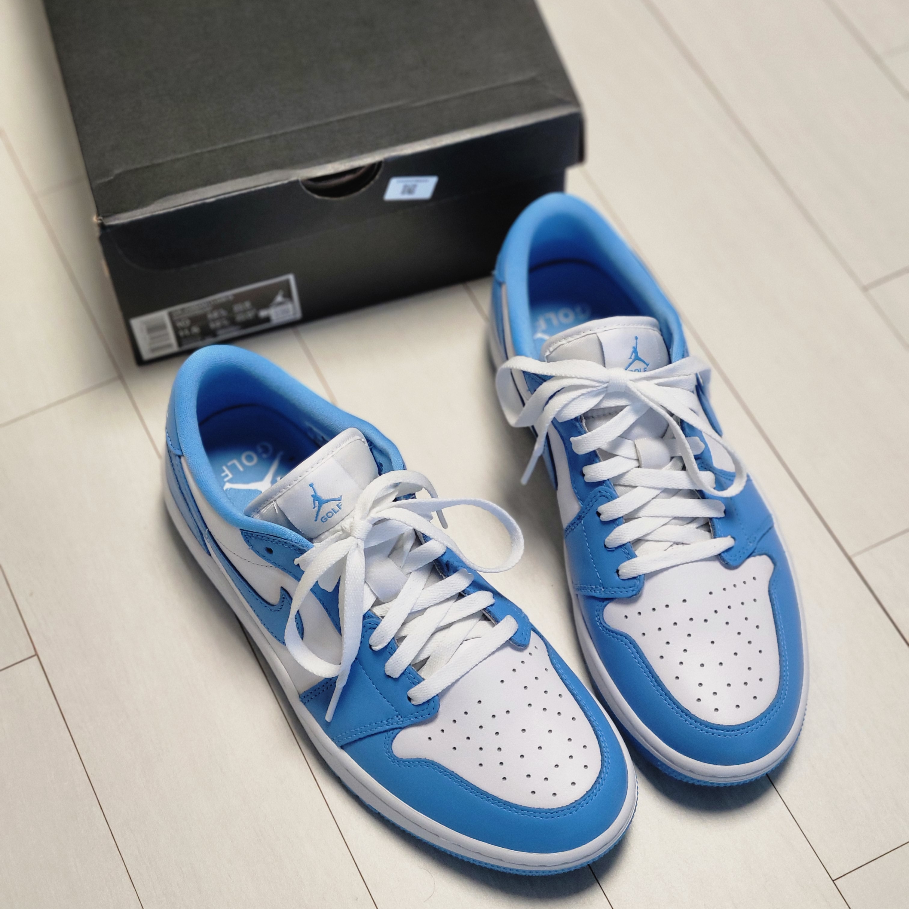 Jordan 1 Low Golf White and University Blue 착용 스타일 - 1