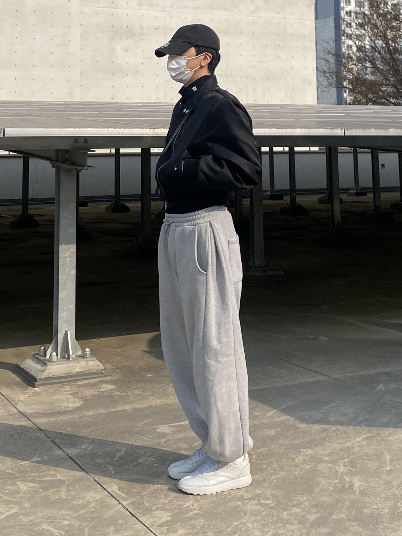 Reebok x Maison Margiela Classic Leather Tabi Shoes Grey, Balenciaga Cotton Drill Property Cap Black White 착용 스타일 - 3