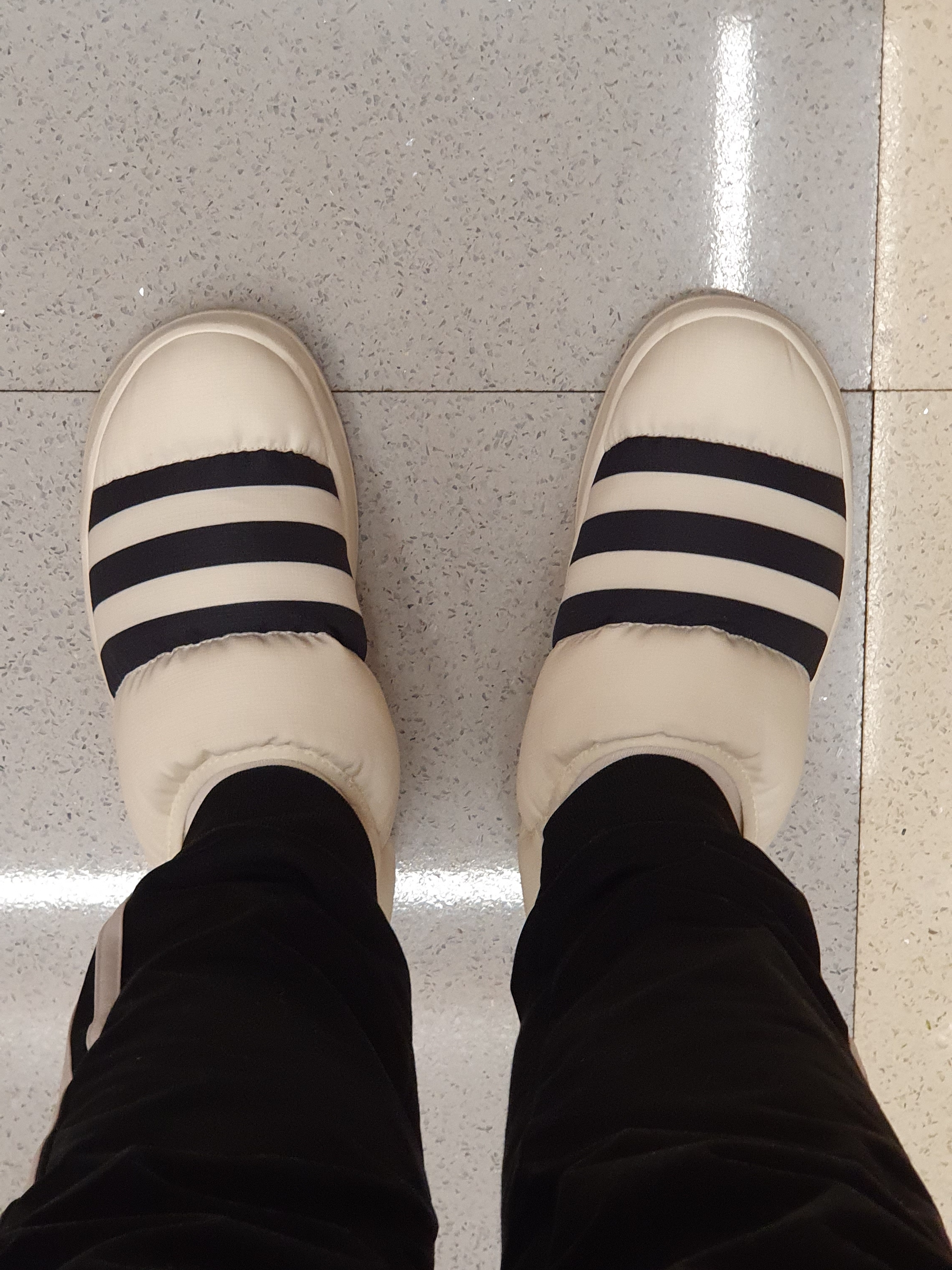 Adidas Puffylette Off White 착용 스타일