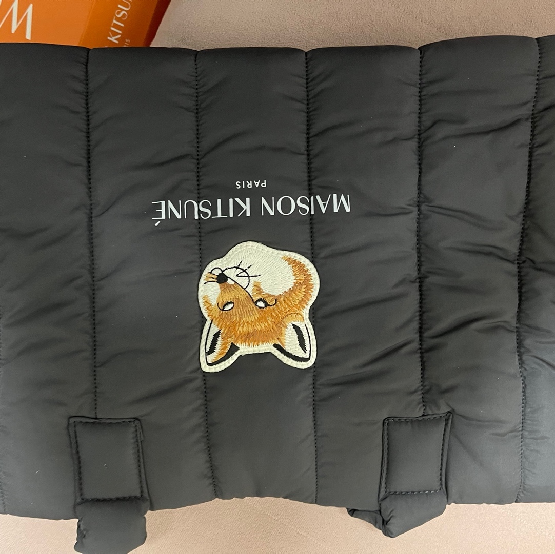 Maison Kitsune x Laneige Padded Bag Navy 착용 스타일