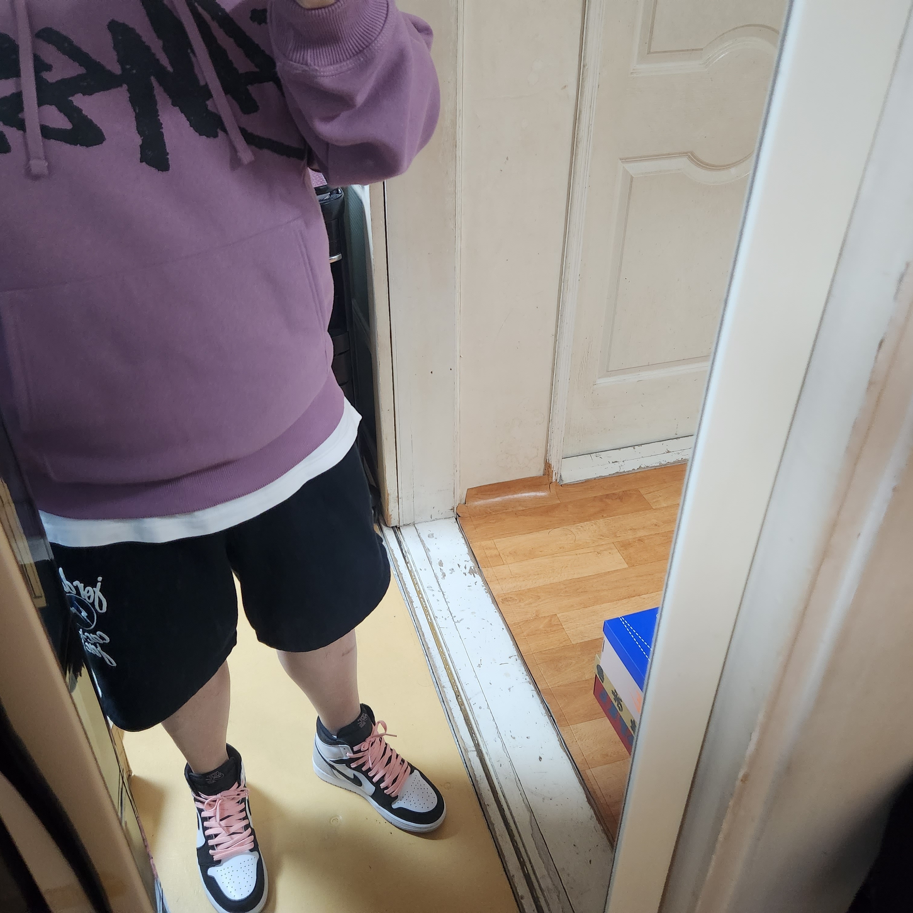 Stussy Big Stock Hoodie Orchid, Jordan x Travis Scott x Fragment Shorts Black (DJ0617-010) 착용 스타일
