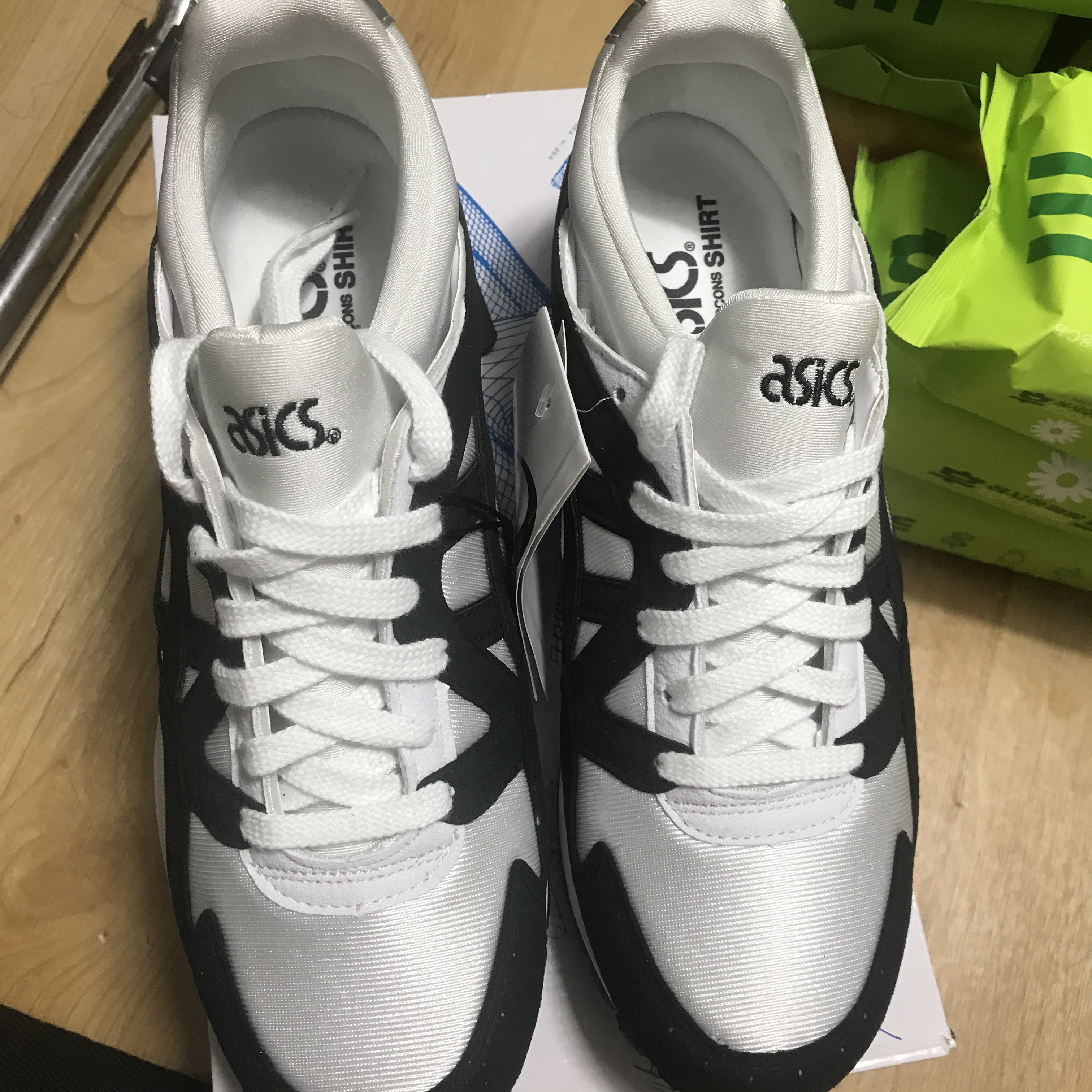 Asics x Comme des Garcons Shirt Gel-Lyte V White Black 착용 스타일 - 5