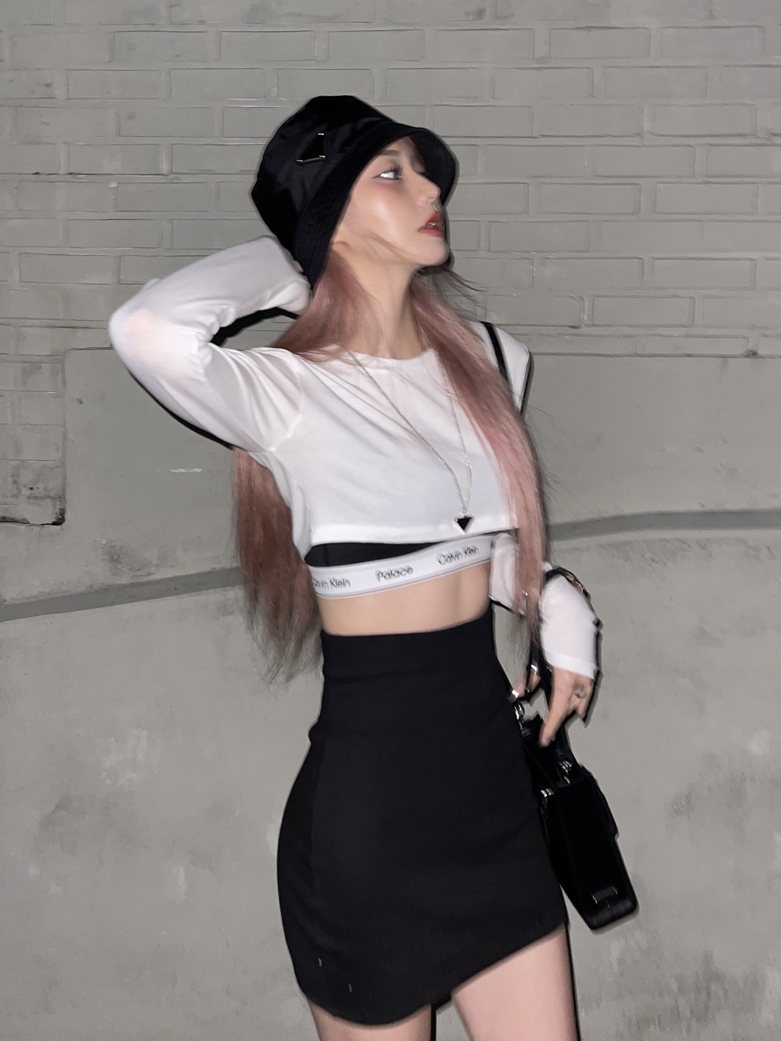 Prada Nylon Bucket Hat Black, Prada Leather Handbag Black 착용 스타일 - 3