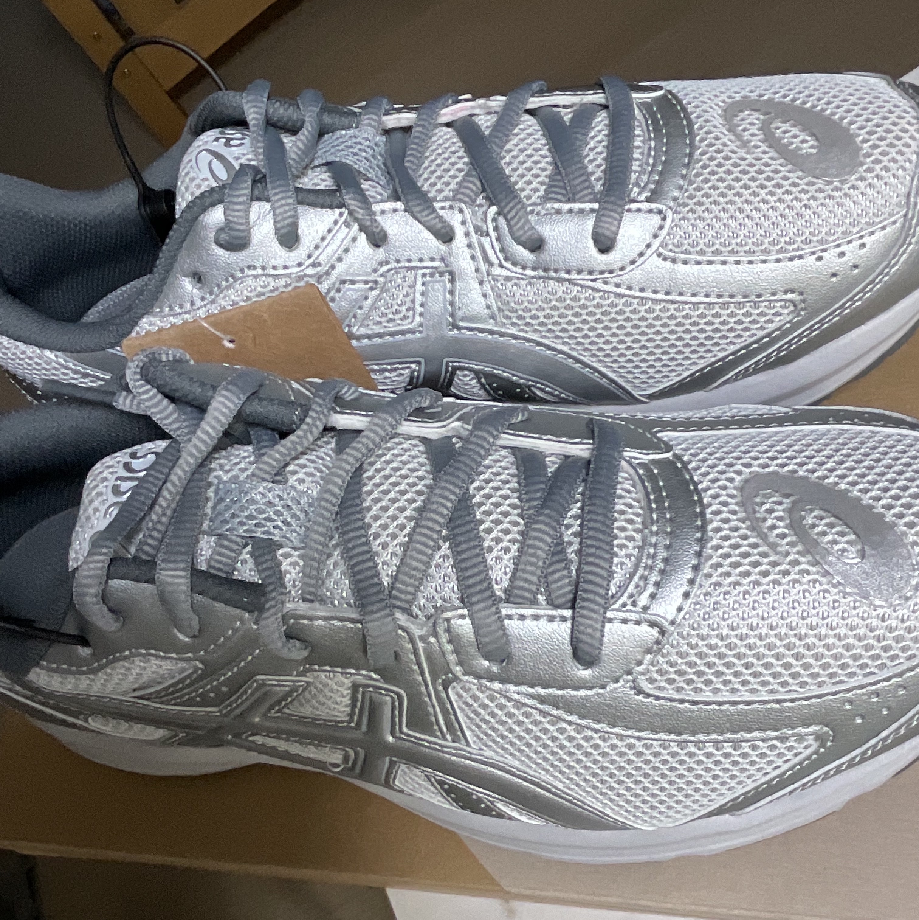 Asics Jog 100 S SMU Glacier Grey Pure Silver - 2E Wide 착용 스타일 - 2