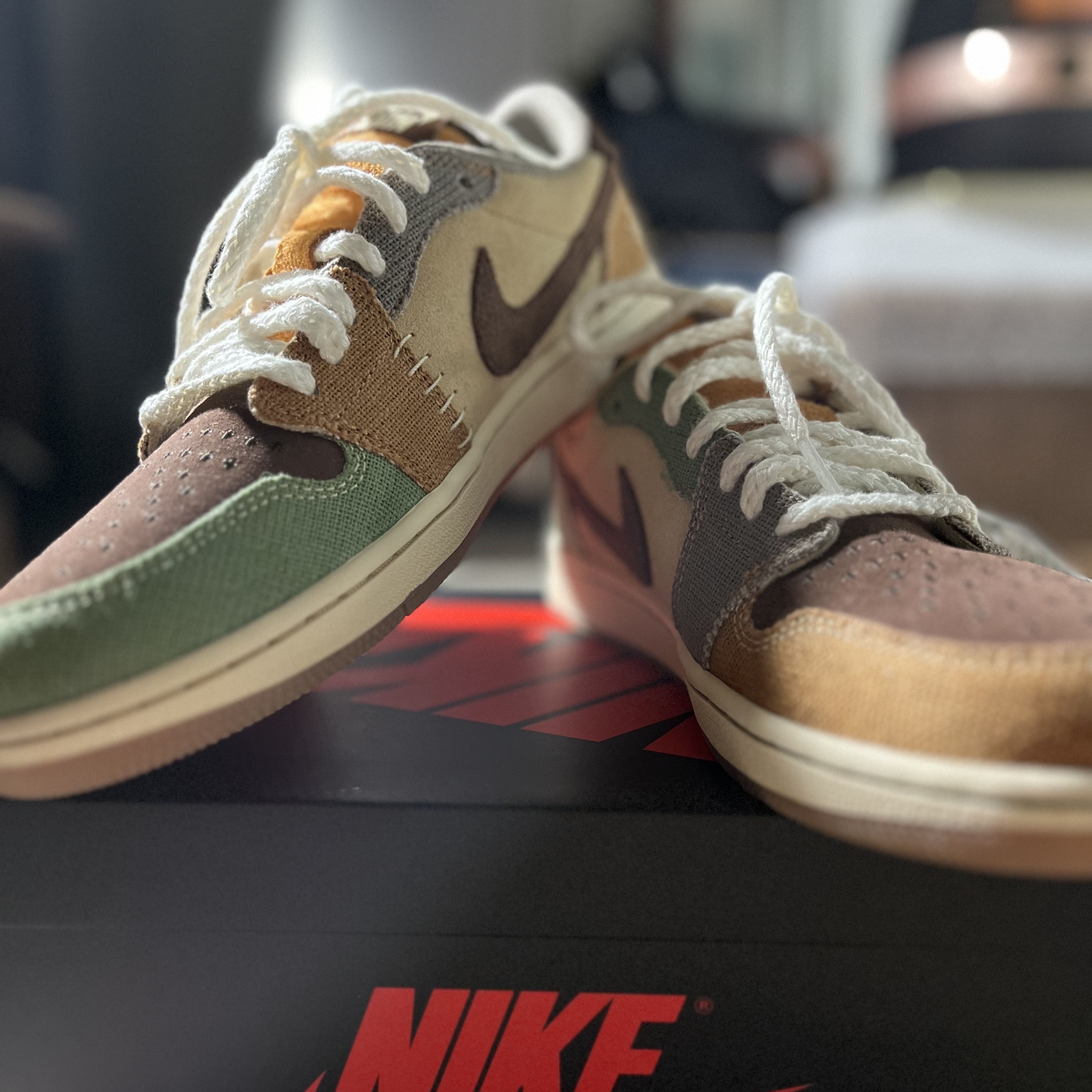 Jordan 1 x Zion Williamson Retro Low OG Flax and Oil Green 착용 스타일 - 1