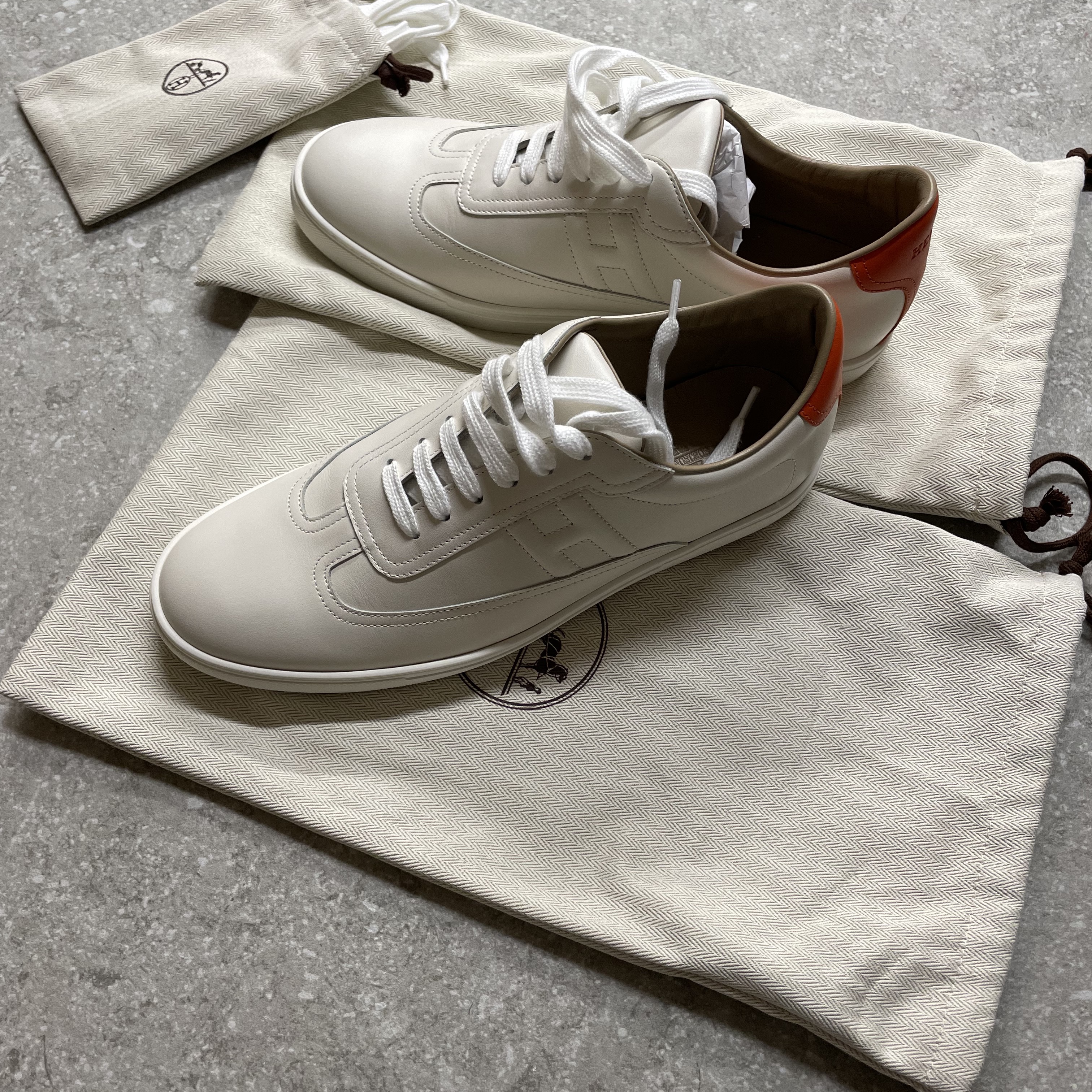 Hermes Quicker Sneakers Calfskin & Blanc Orange 착용 스타일 - 3