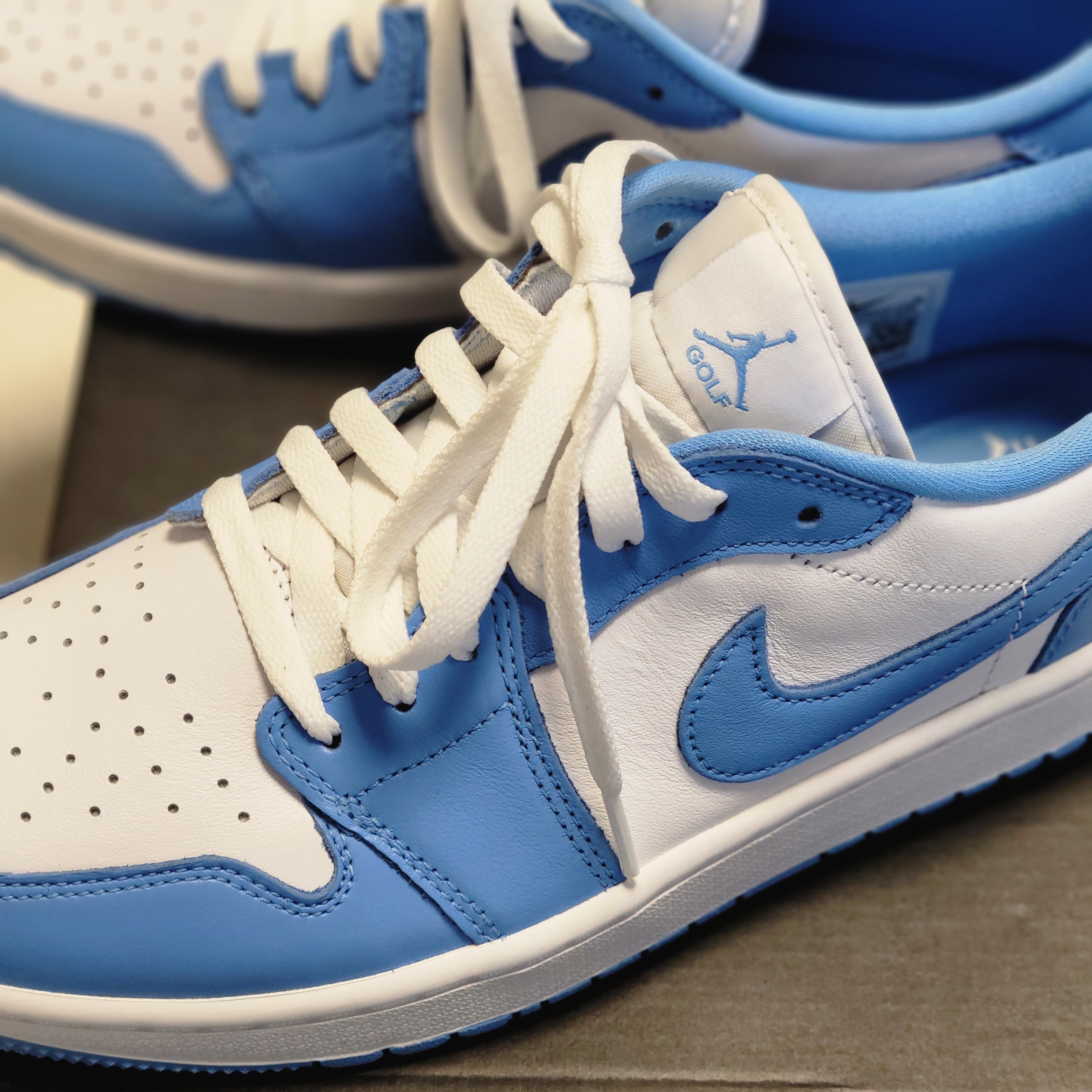 Jordan 1 Low Golf White and University Blue 착용 스타일 - 5