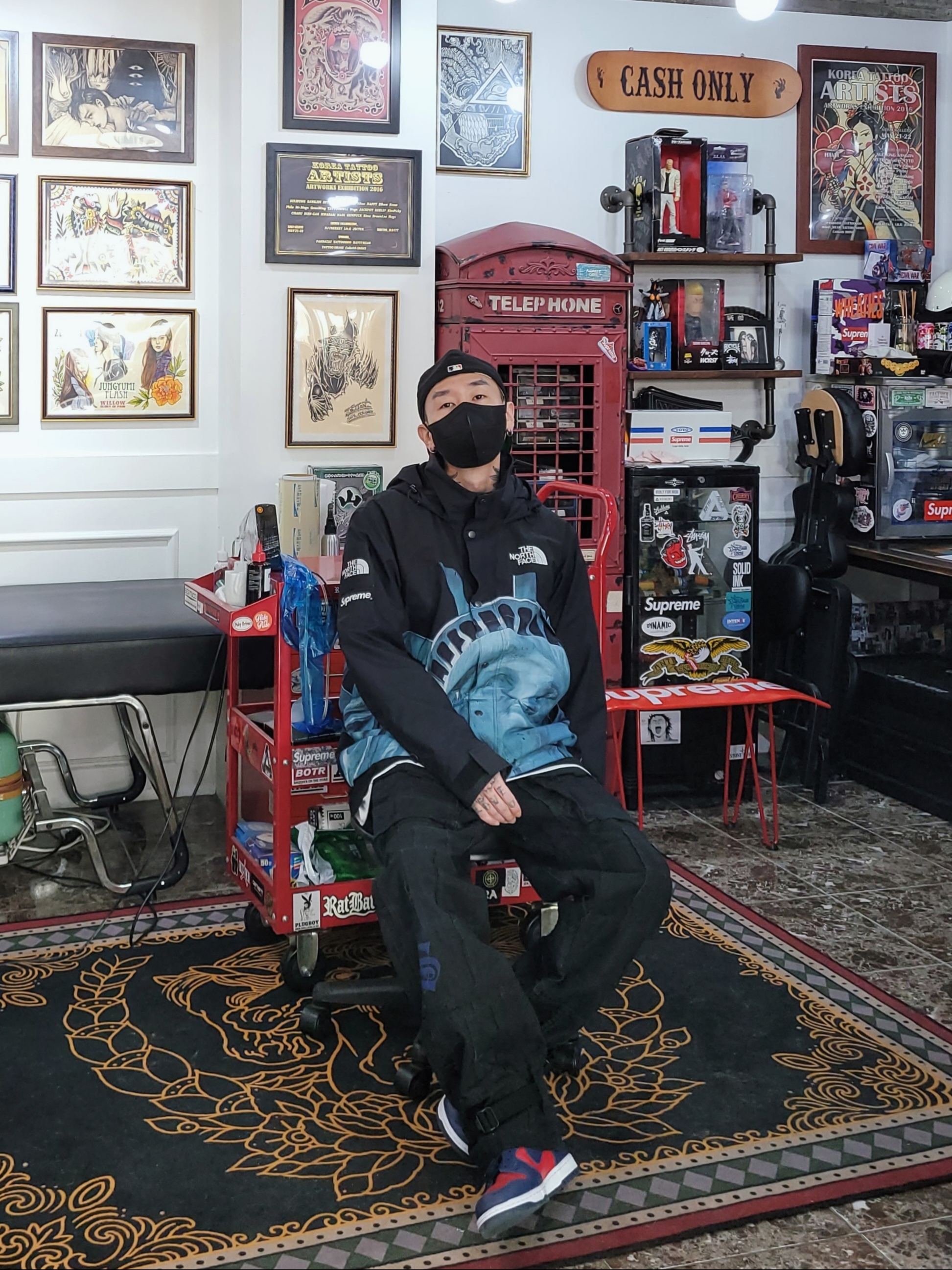 Essentials x New Era Sized Cap Black, Supreme x The North Face Statue of Liberty Mountain Jacket Black - 19FW 착용 스타일