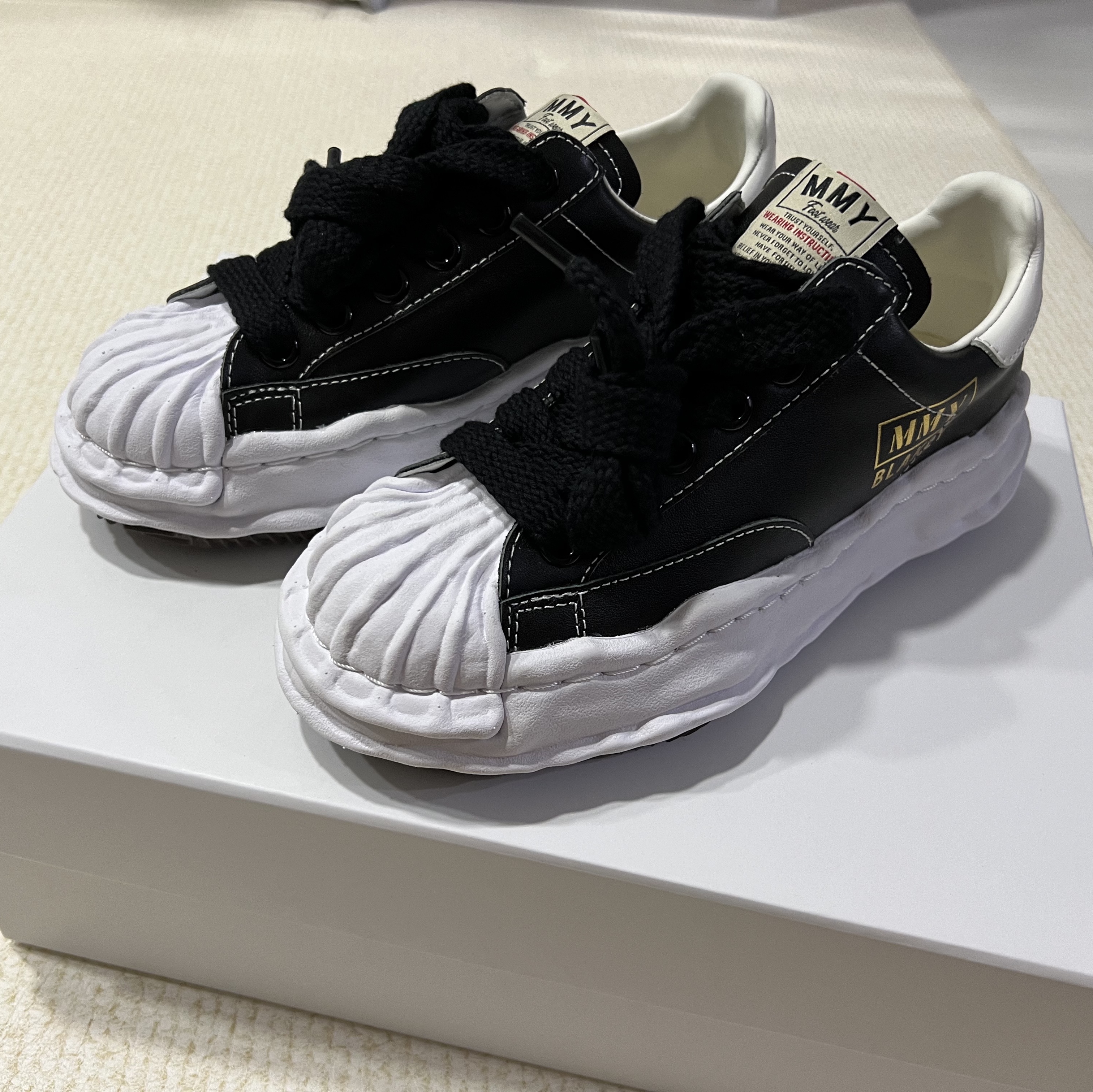 Maison Mihara Yasuhiro Blakey OG Sole Leather Low-top Sneakers Black 착용 스타일 - 2