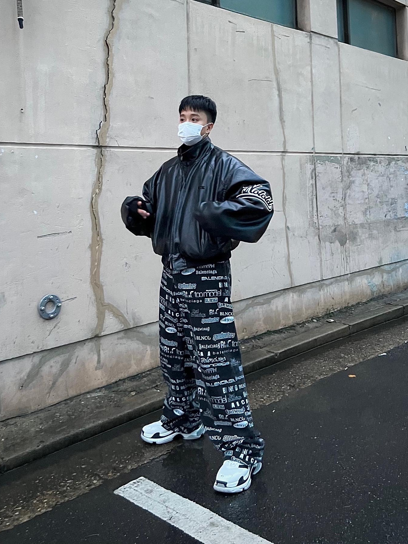 Balenciaga x Adidas Triple S Sneakers White Black 착용 스타일 - 1