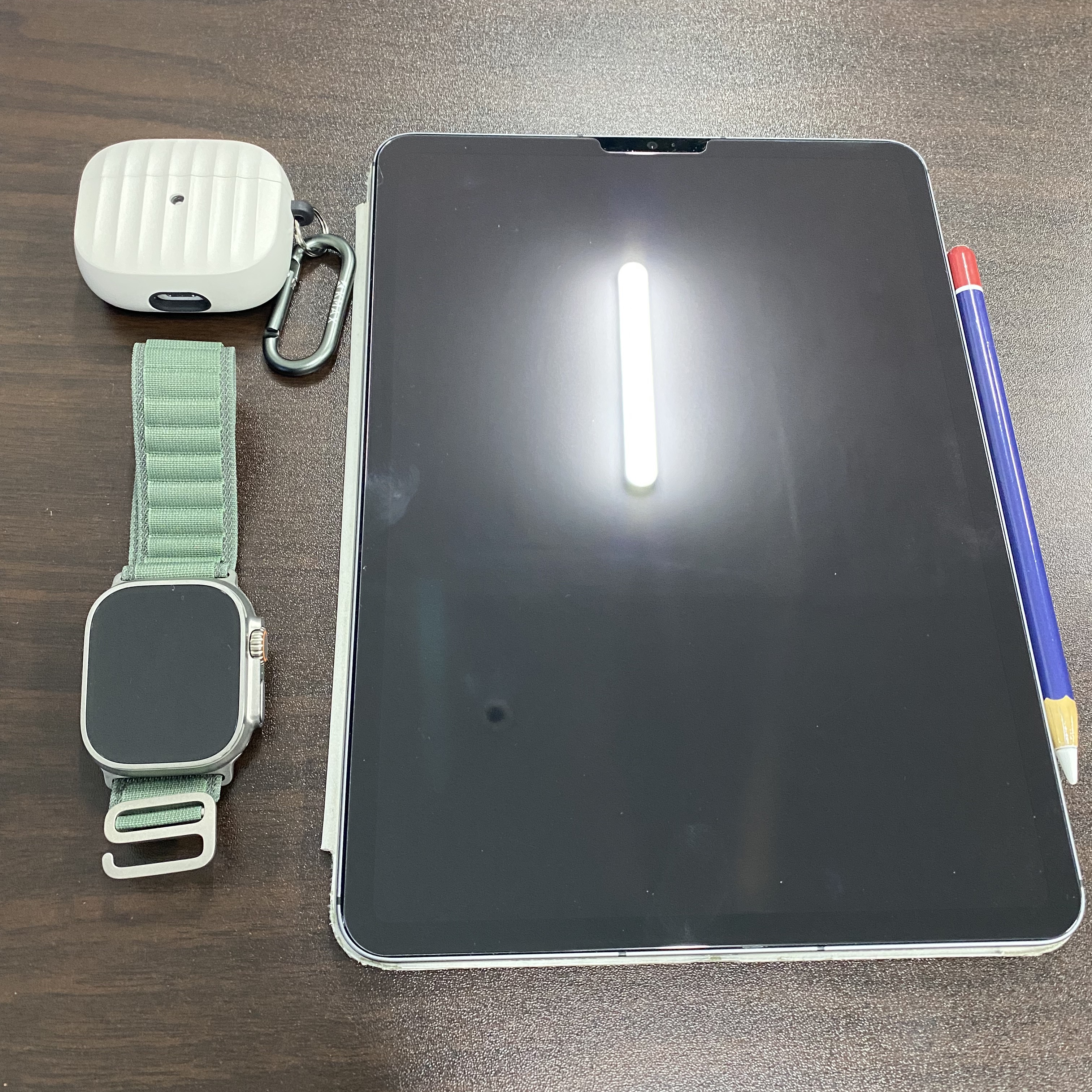 Apple Watch Ultra 49mm Titanium Case with M Alpine Loop Green (Korean Ver.), Apple Airpods 3rd Gen with MagSafe Charging Case (Korean Ver.) 착용 스타일