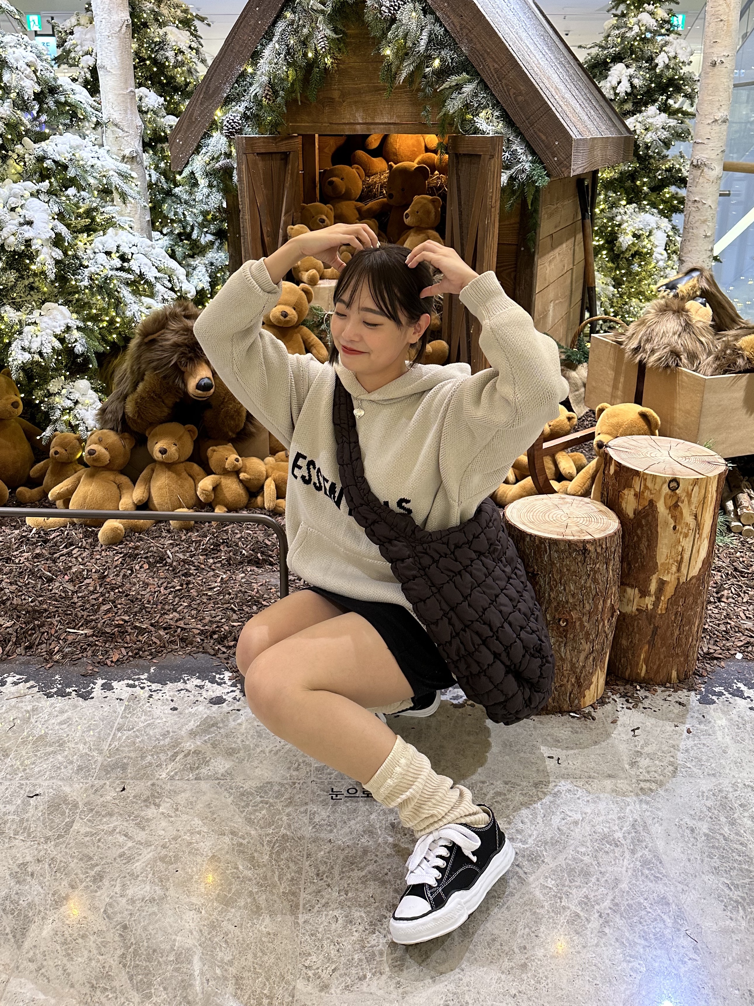 Maison Mihara Yasuhiro Peterson OG Sole Canvas Low Sneakers Black, COS Quilted Oversized Shoulder Bag Brown 착용 스타일 - 4