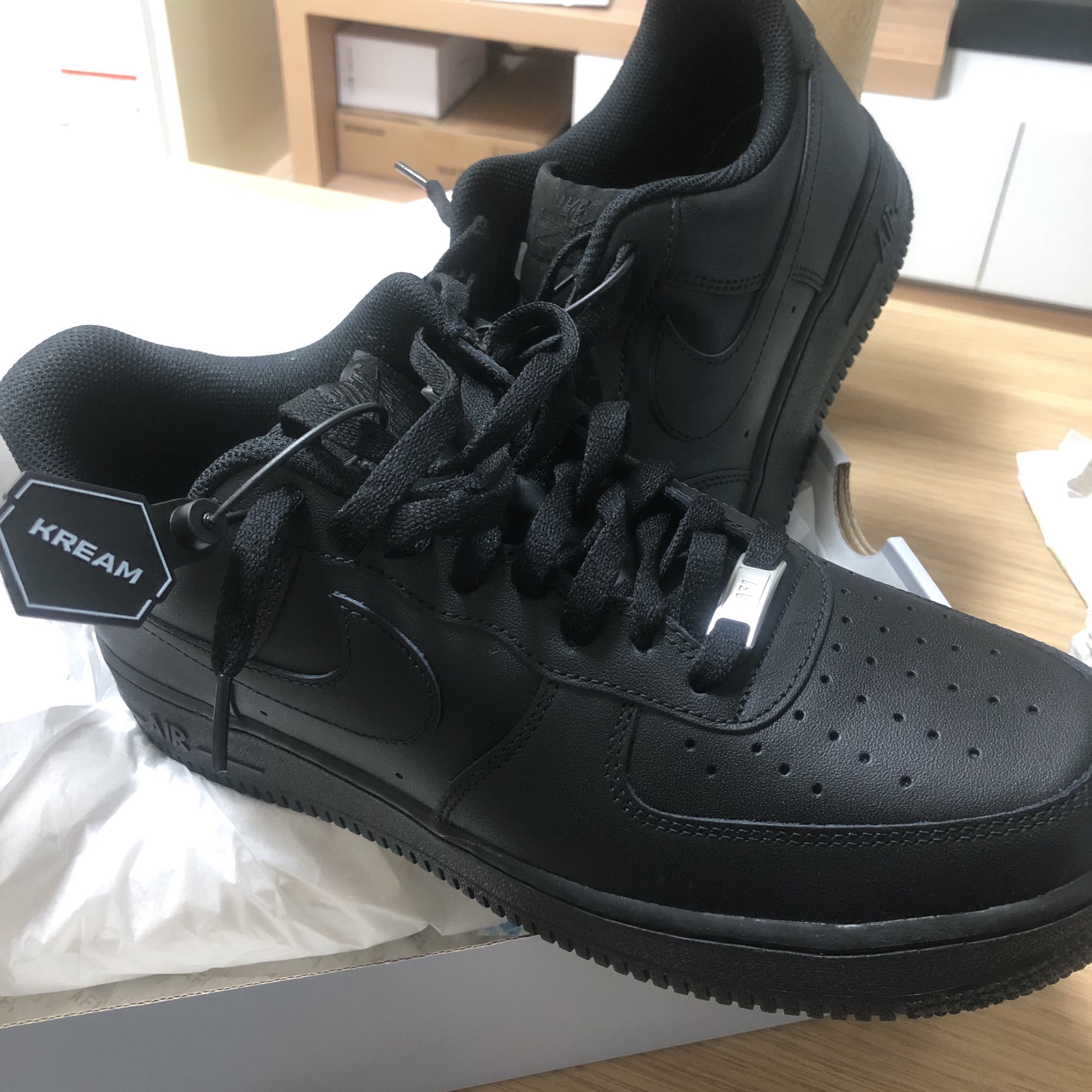 Nike Air Force 1 '07 Low Triple Black 착용 스타일