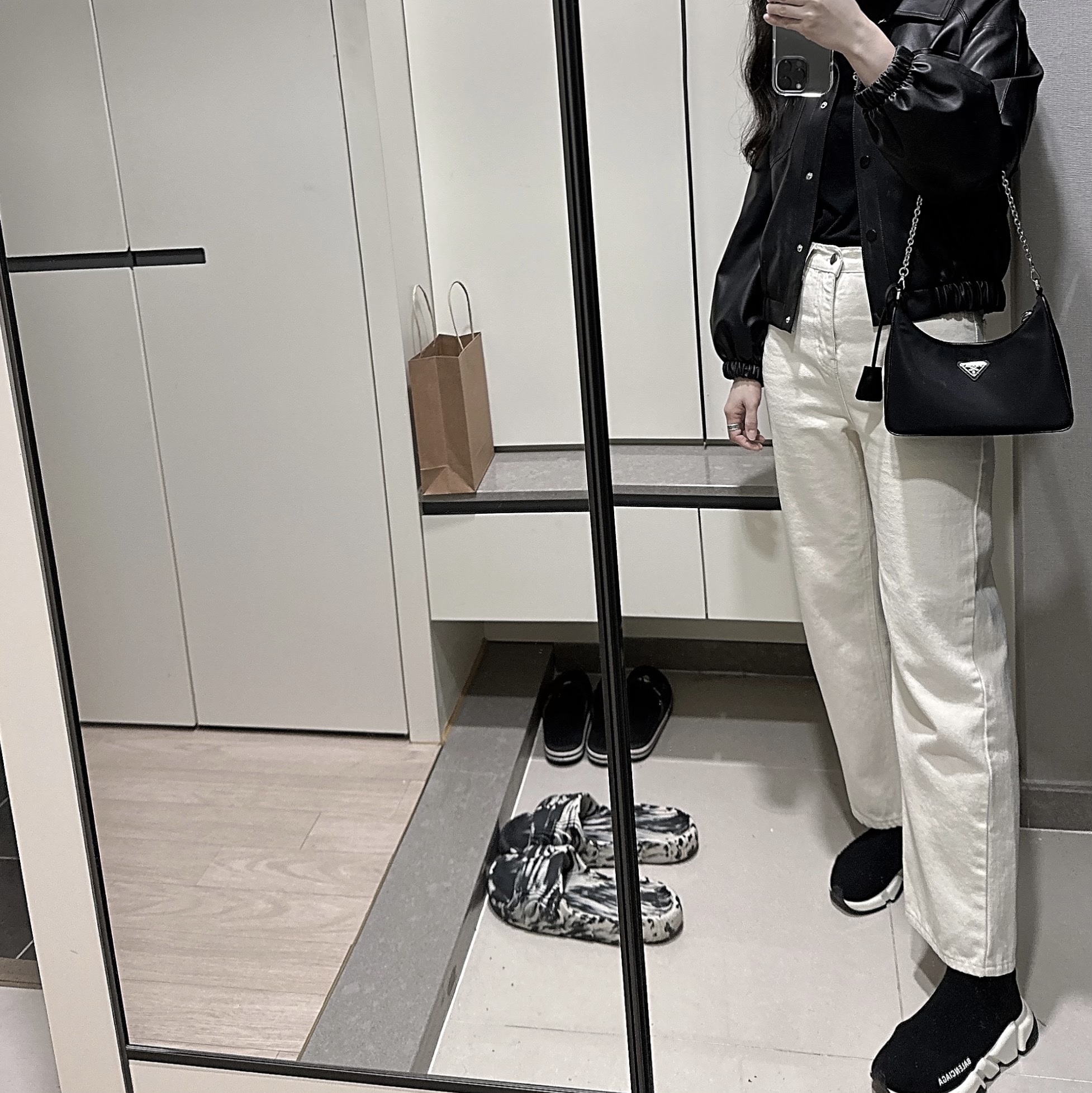 (W) Balenciaga Speed Trainer Black White 2019, Prada Re-Edition 2005 Re-Nylon Shoulder Bag Black 착용 스타일