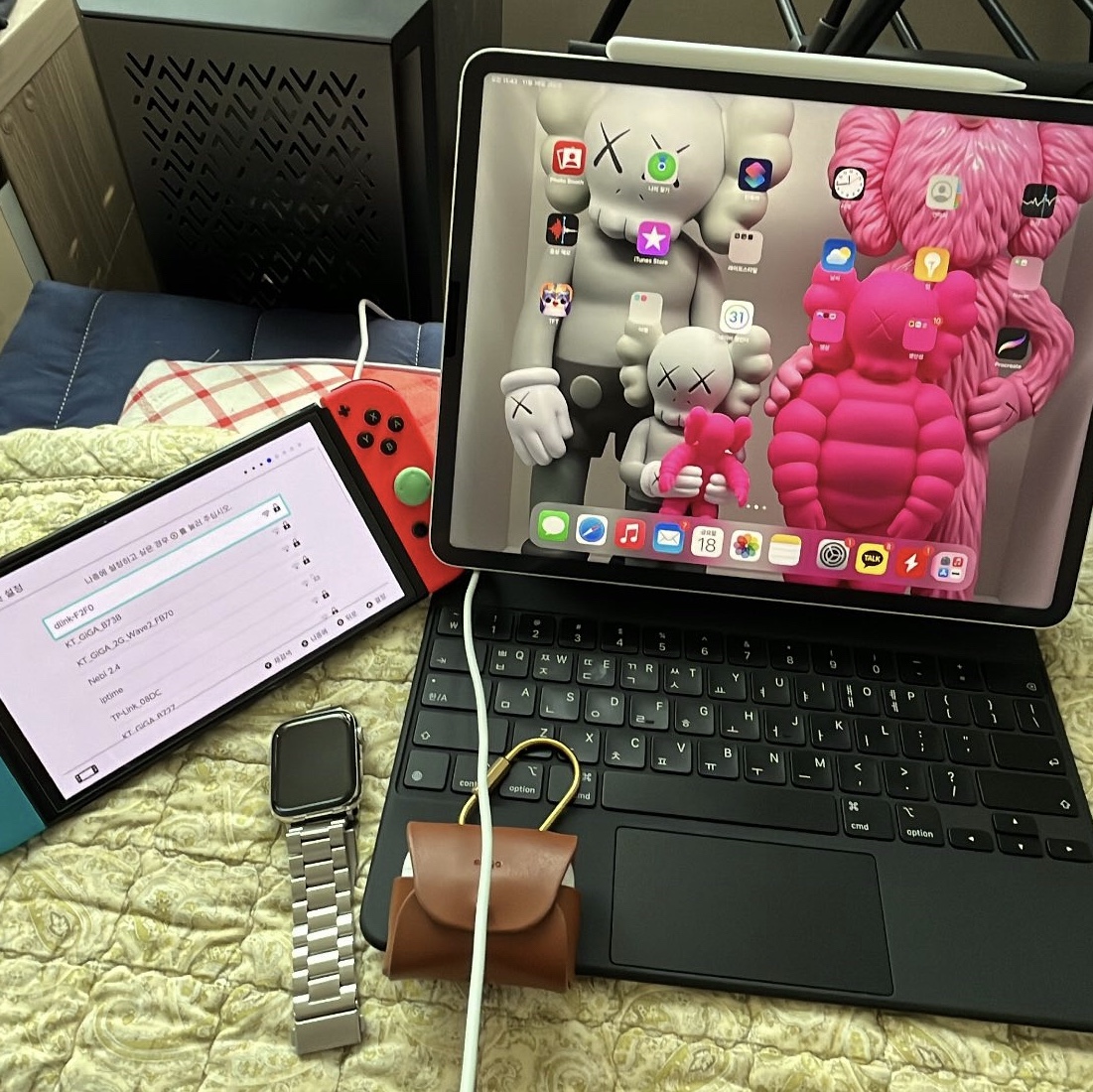Nintendo Switch OLED Neon Blue Neon Red (Korean Ver.), Apple iPad Pro 5th Gen 12.9-inch Wifi 128GB Space Gray (Korean Ver.) 착용 스타일