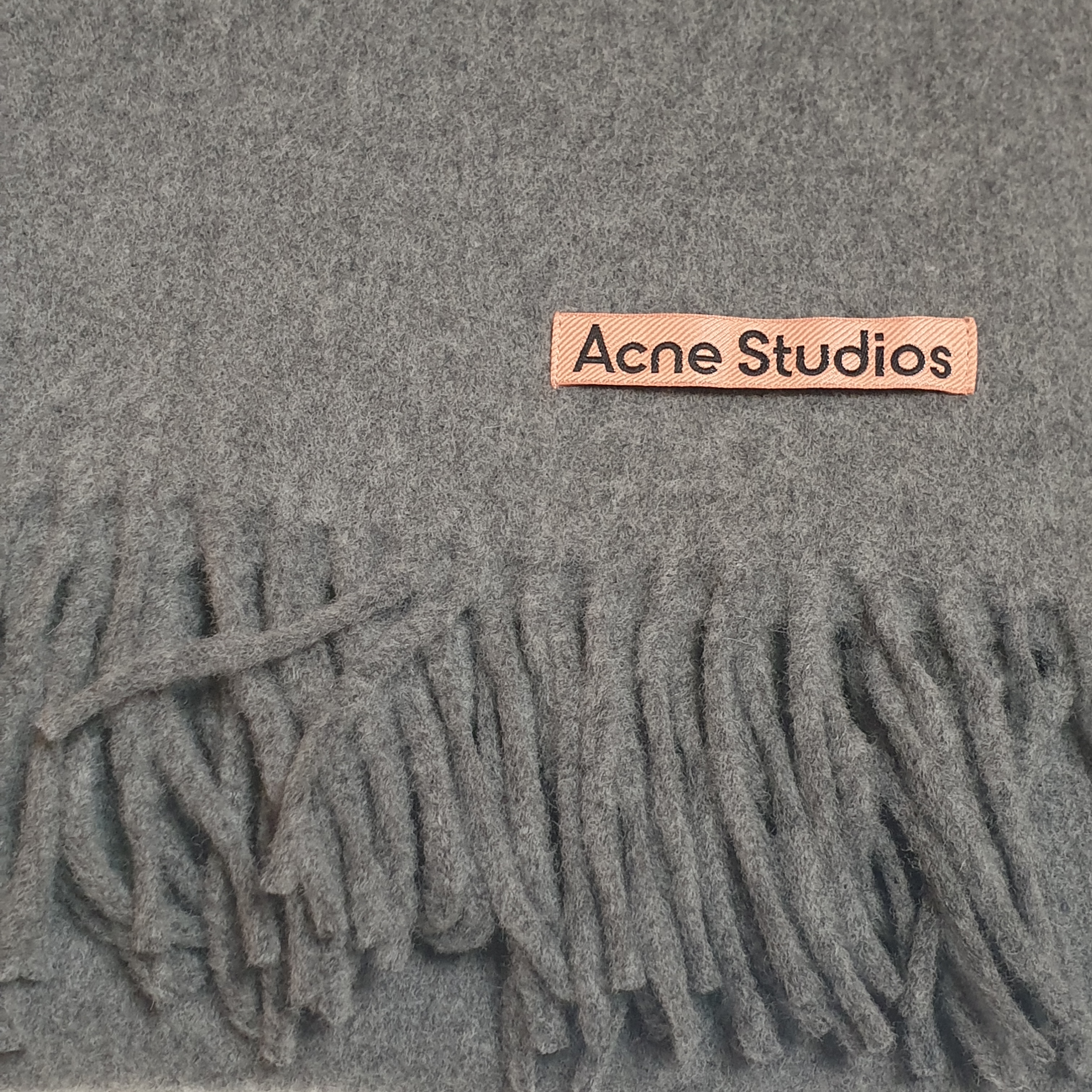 Acne Studios Canada Narrow New Wool Muffler Grey Melange 착용 스타일