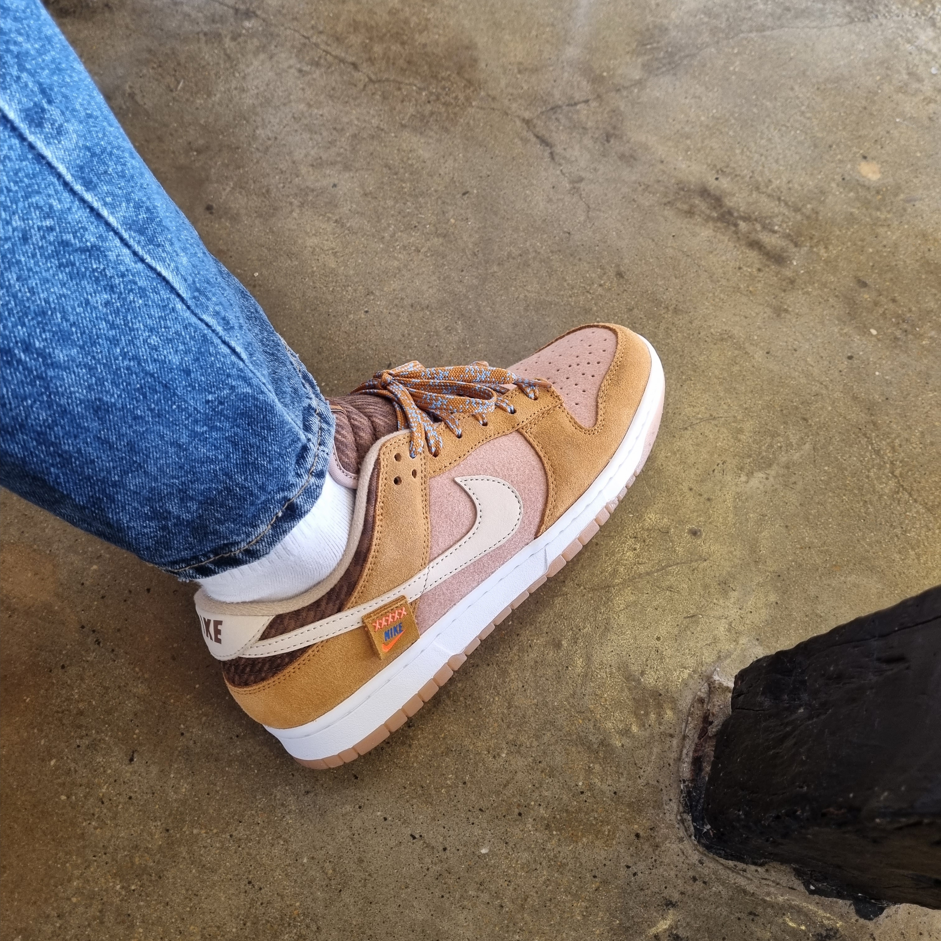 Nike Dunk Low SE Praline Desert Ochre 착용 스타일