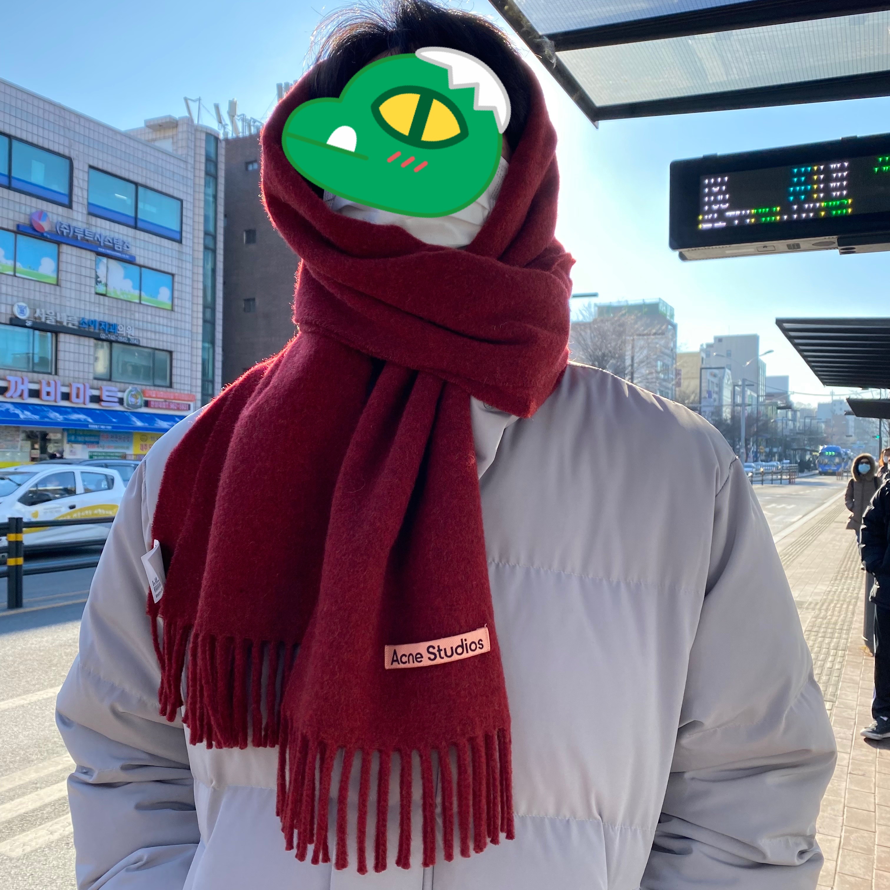 Acne Studios Canada Narrow New Wool Muffler Cherry Red 착용 스타일