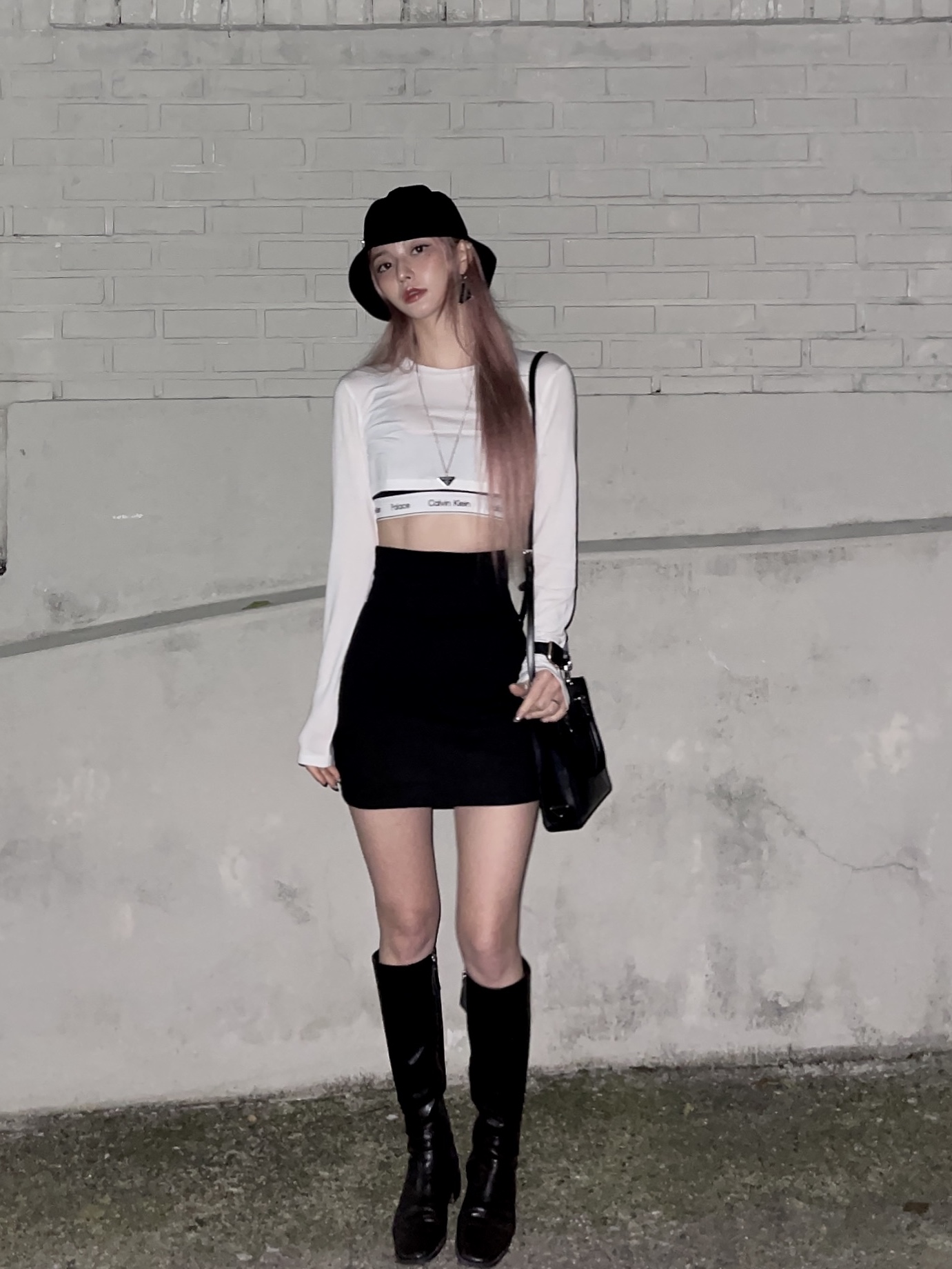 Prada Nylon Bucket Hat Black, Prada Leather Handbag Black 착용 스타일 - 1