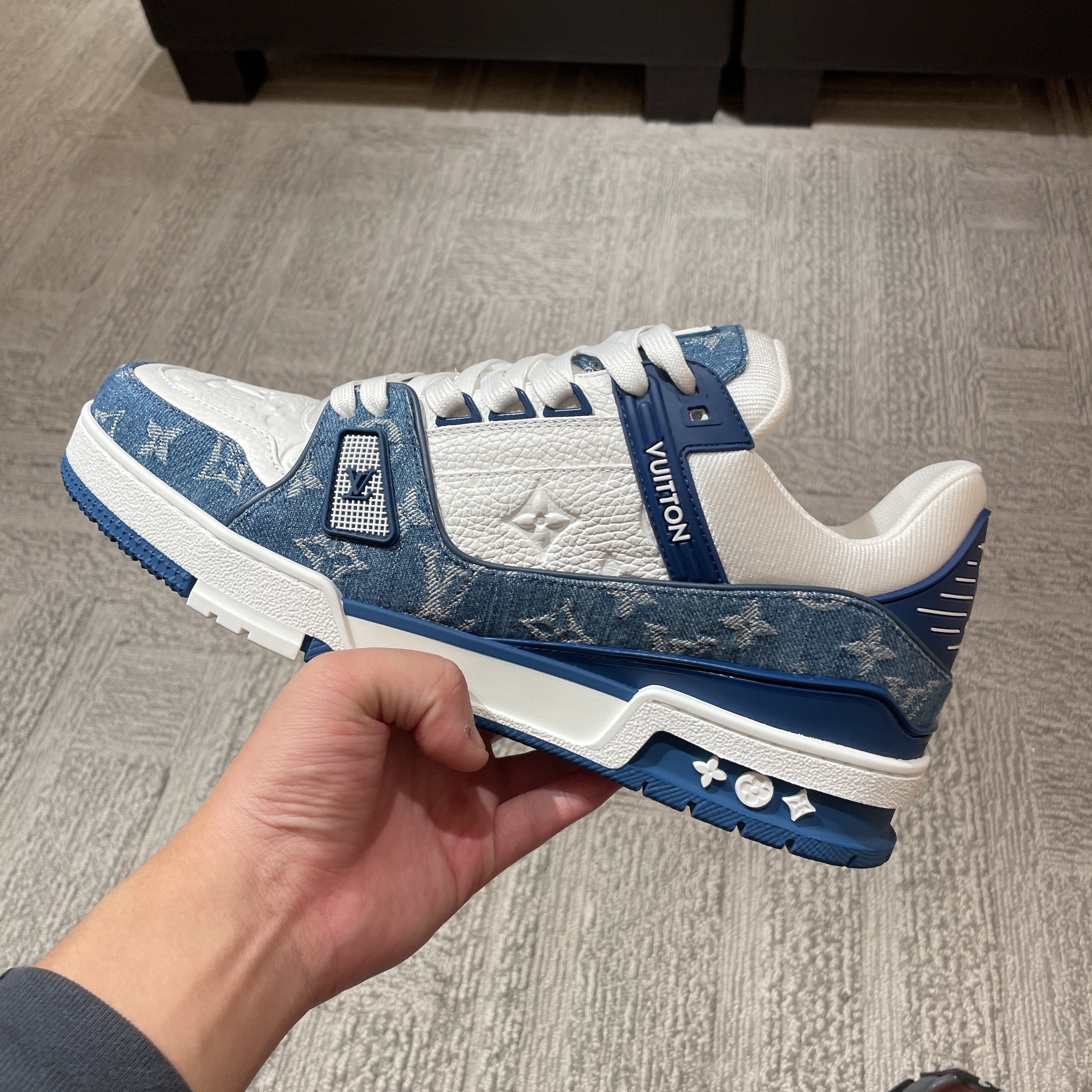 Louis Vuitton LV Trainer Sneakers Monogram Denim Blue 착용 스타일 - 2
