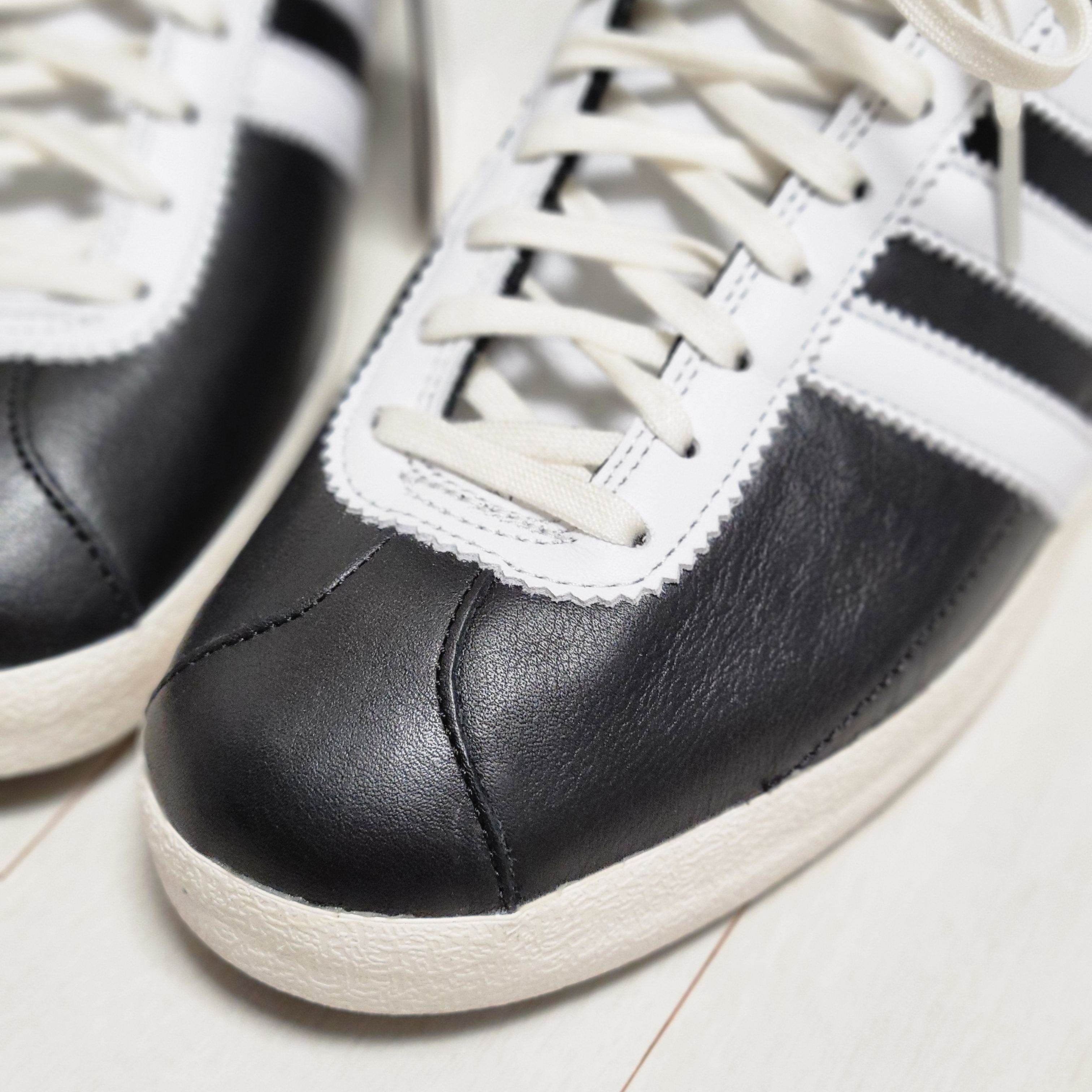 Adidas Gazelle Vintage Black White 착용 스타일 - 2