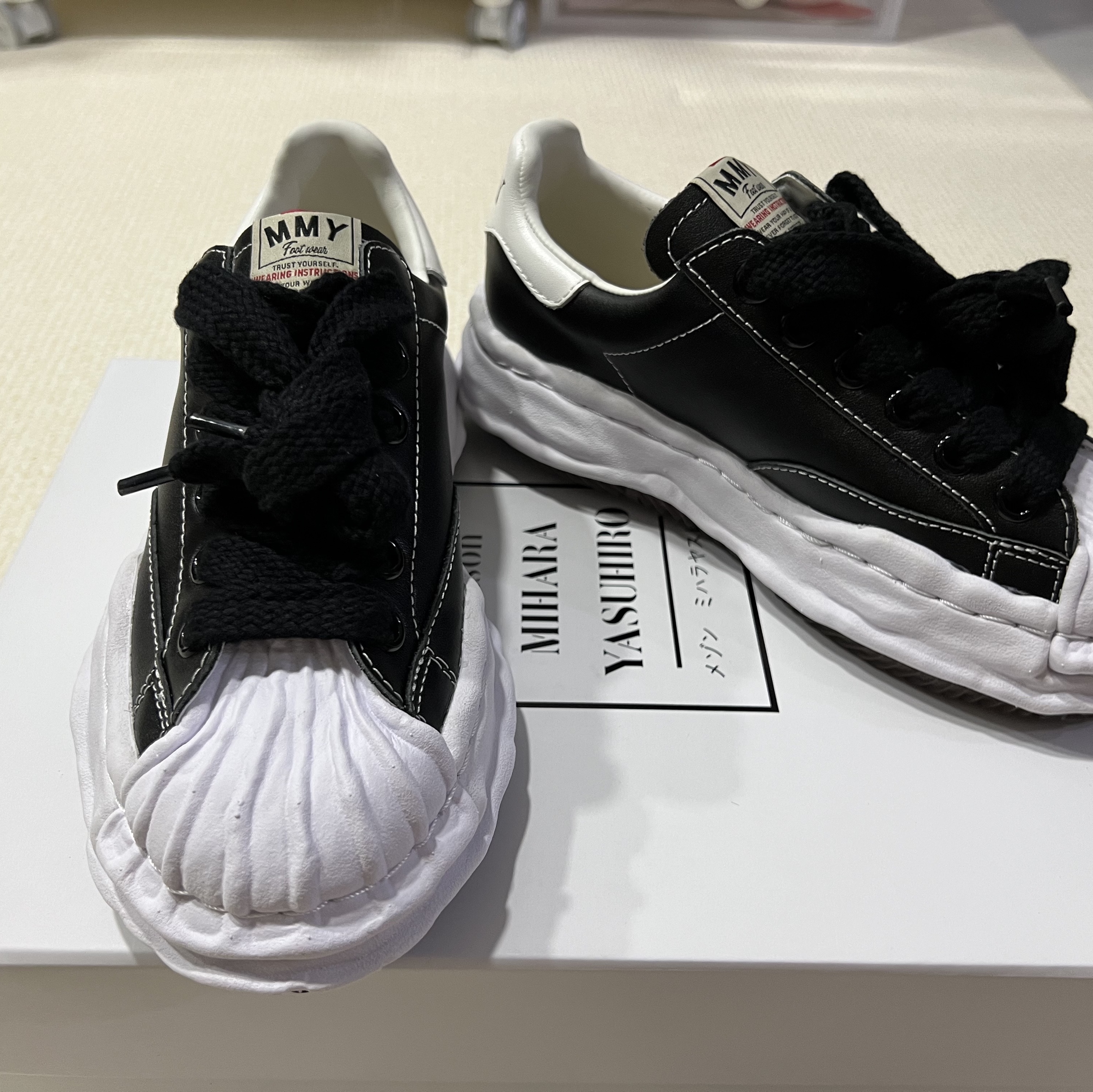 Maison Mihara Yasuhiro Blakey OG Sole Leather Low-top Sneakers Black 착용 스타일 - 3