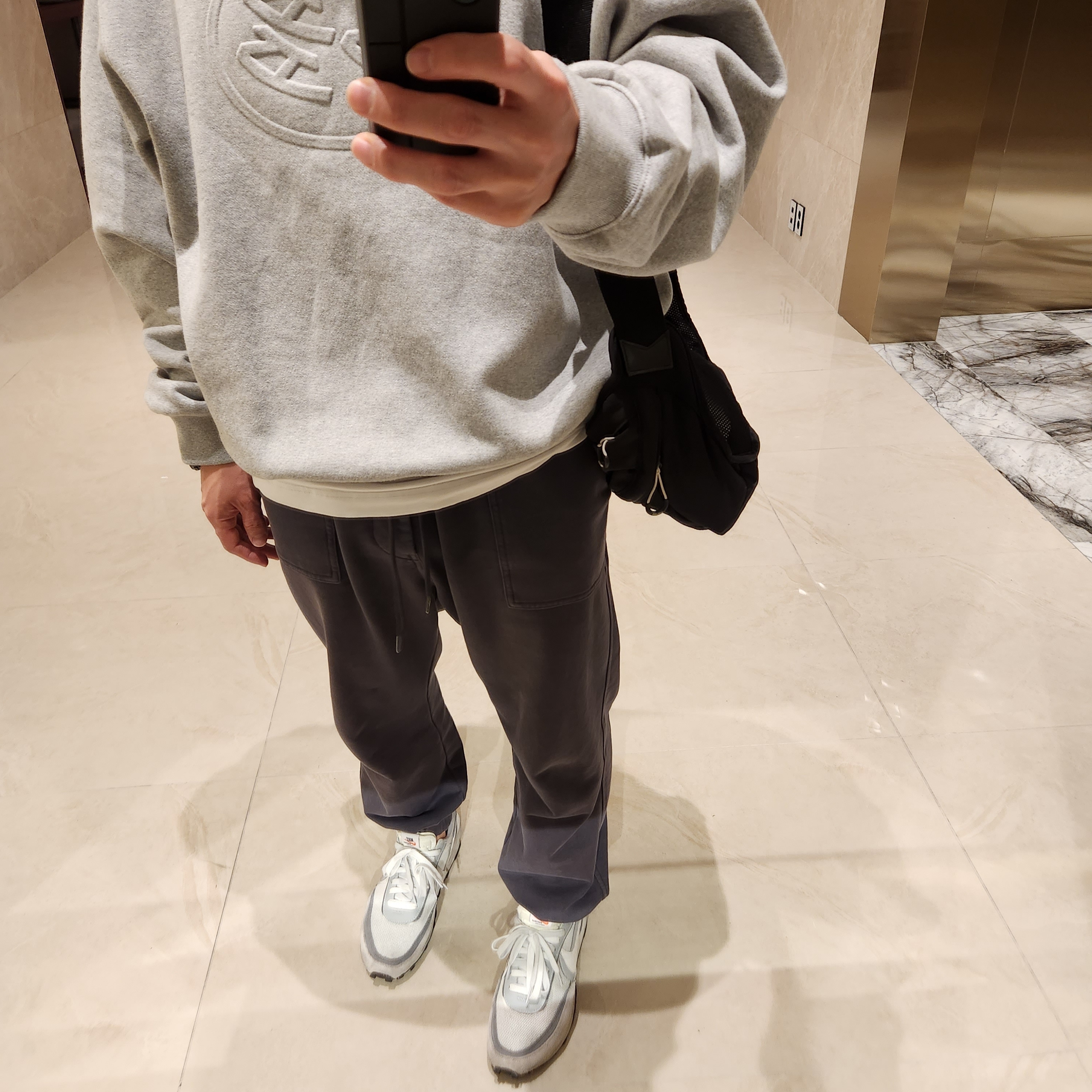 Dada Logo Embossed Crewneck Grey, Nike x Sacai LDWaffle Summit White 착용 스타일