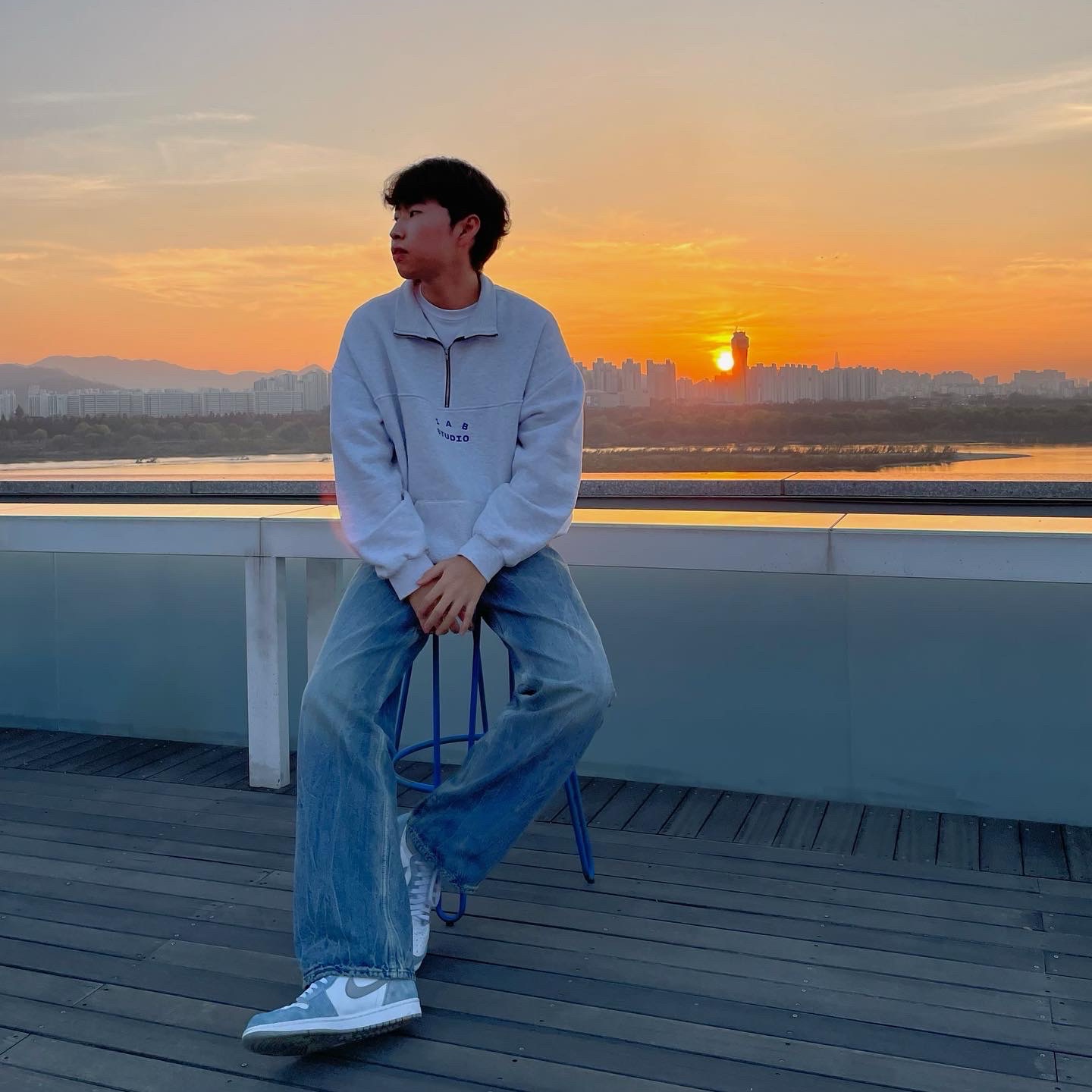 IAB Studio Half Zip Pullover Light Gray, Jordan 1 Retro High OG Hyper Royal 착용 스타일 - 1