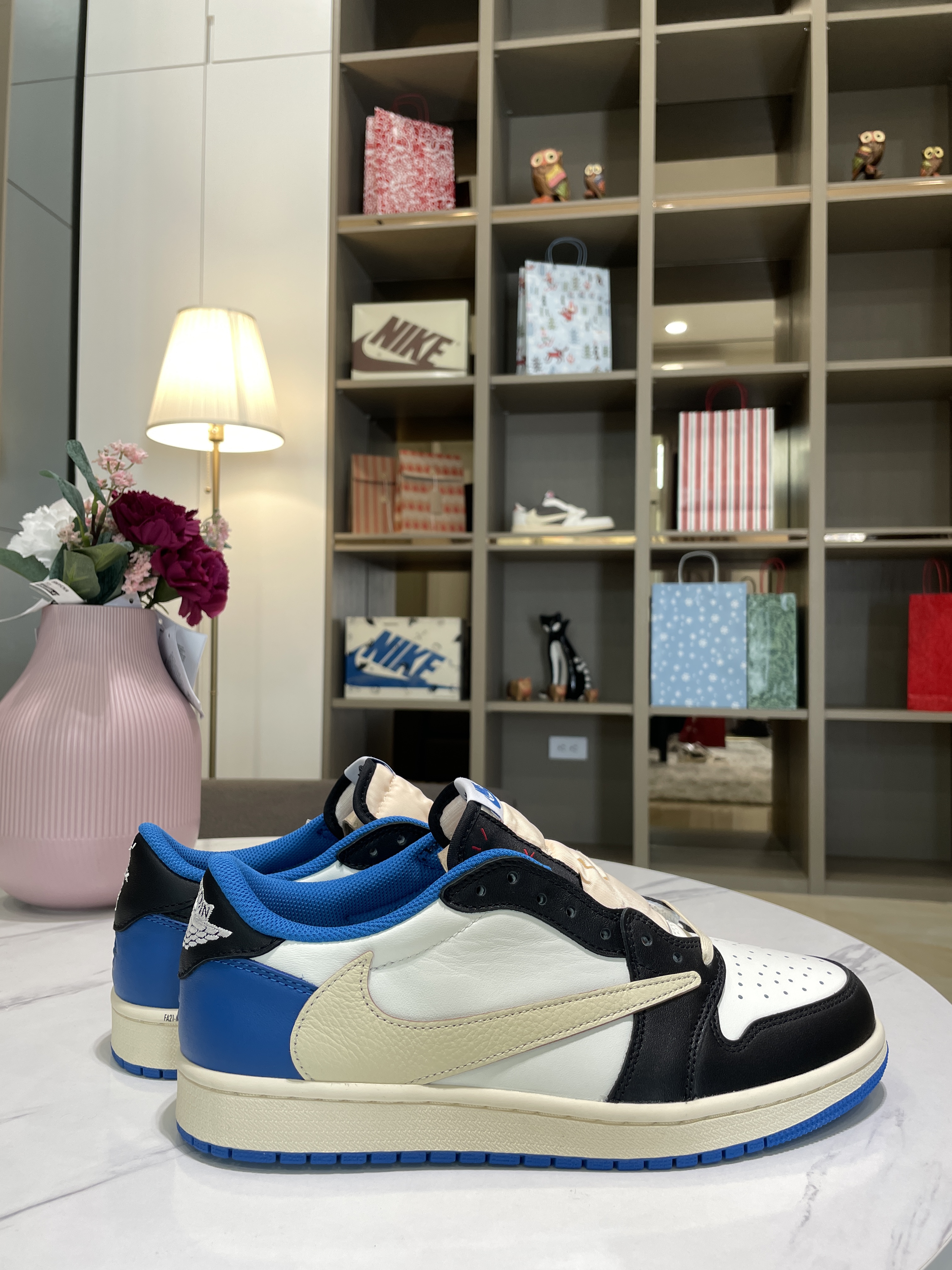 Jordan 1 x Travis Scott x Fragment Retro Low OG SP Military Blue 착용 스타일 - 3