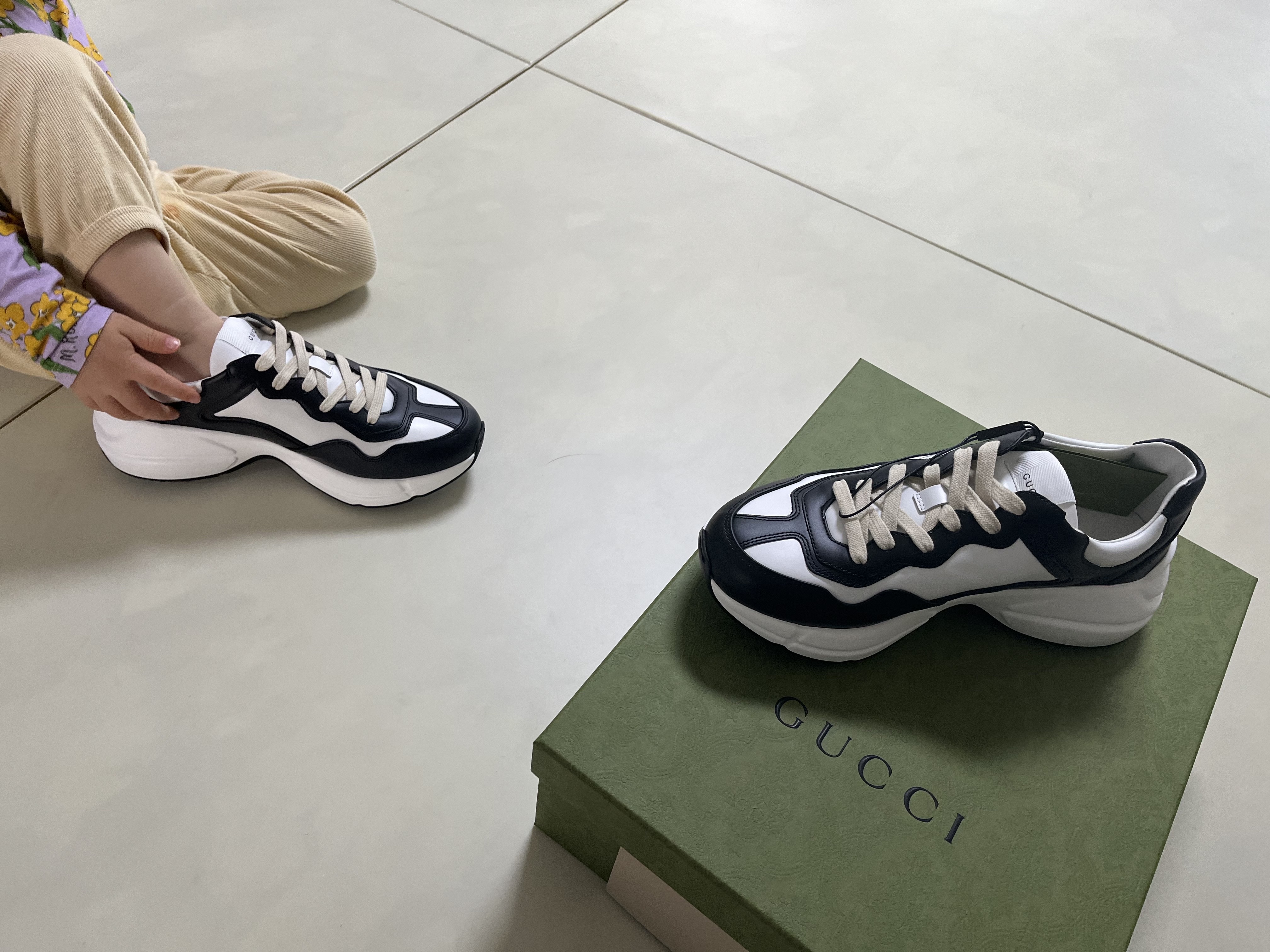 Gucci Rhyton Leather Sneakers Black White, (W) Nike Dunk Low Black 착용 스타일 - 3