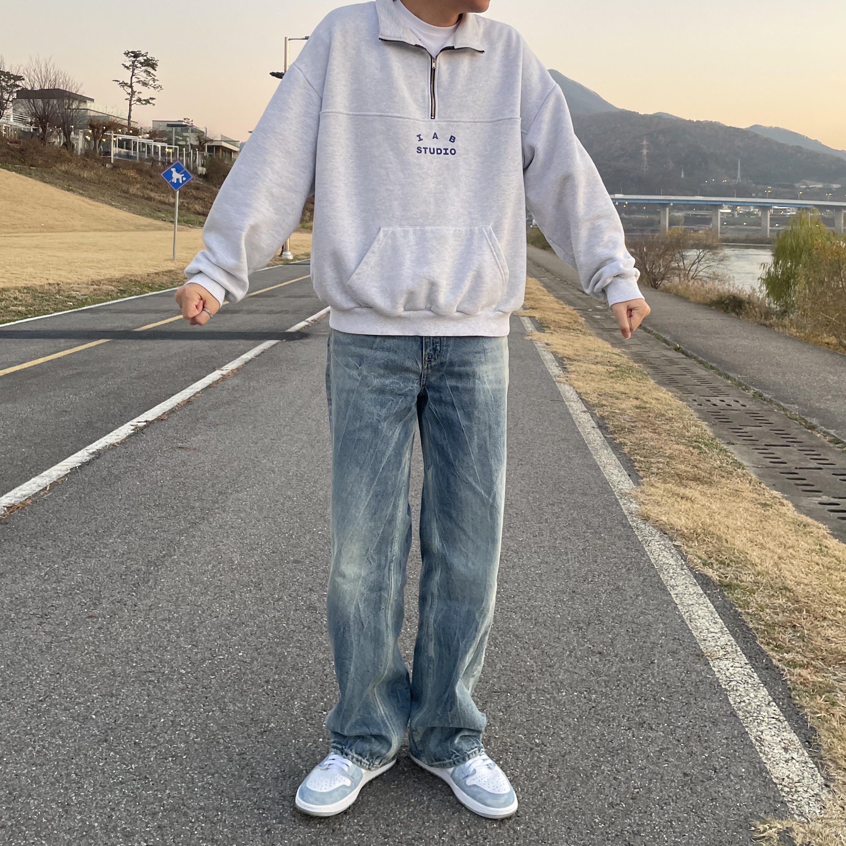 IAB Studio Half Zip Pullover Light Gray, Jordan 1 Retro High OG Hyper Royal 착용 스타일 - 2
