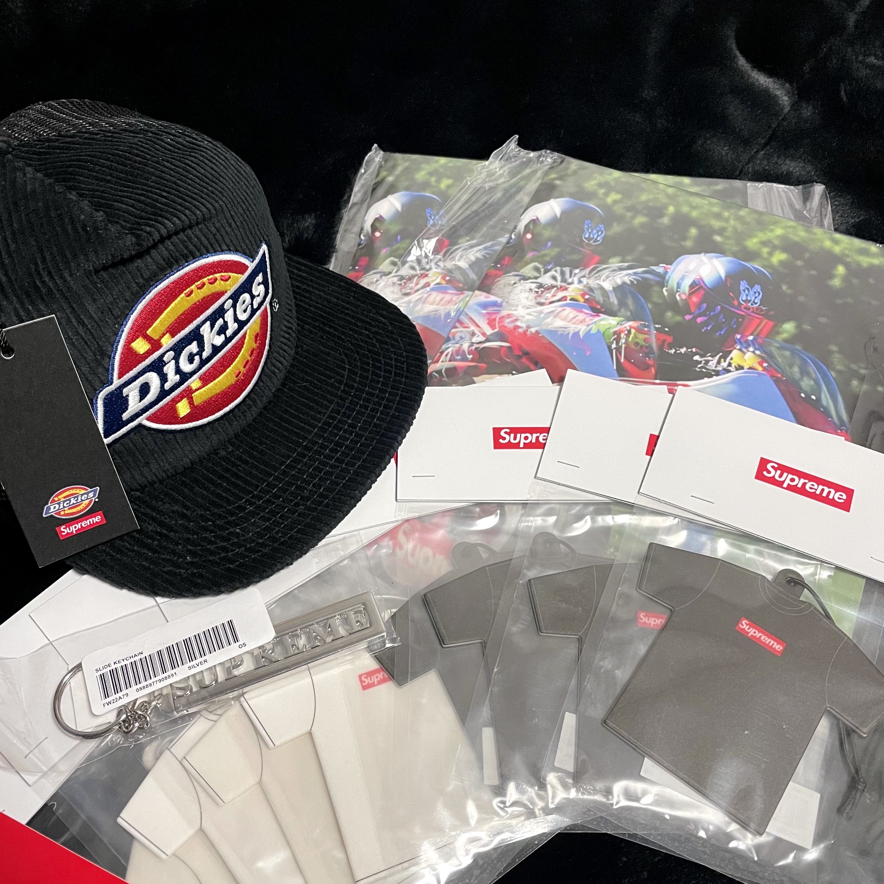 Supreme Kuumba T-Shirt Air Freshener White - 22FW, Supreme Kuumba T-Shirt Air Freshener Black - 22FW 착용 스타일