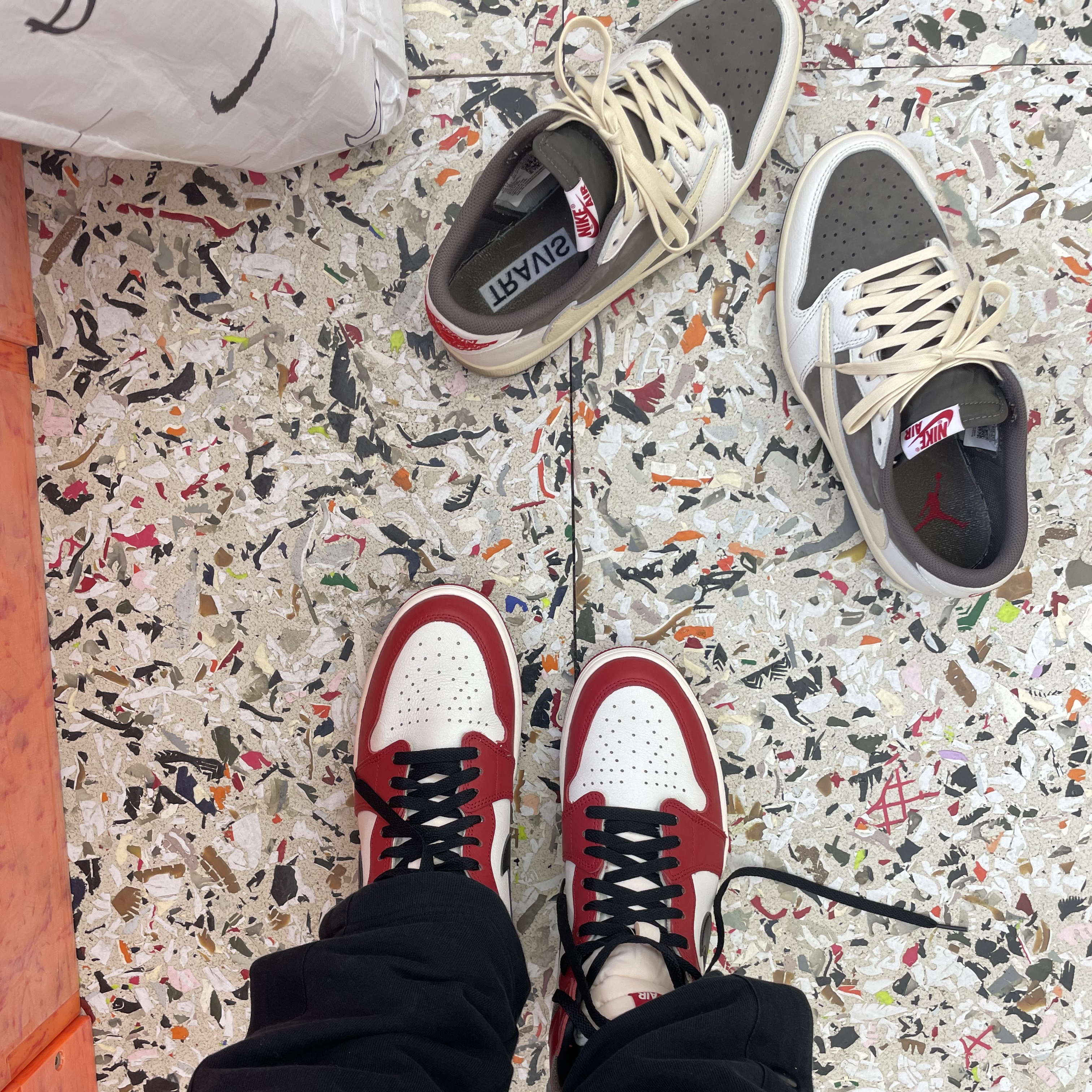 Jordan 1 Retro High OG Chicago 2022, Jordan 1 x Travis Scott Retro Low OG SP Sail and Ridgerock 착용 스타일