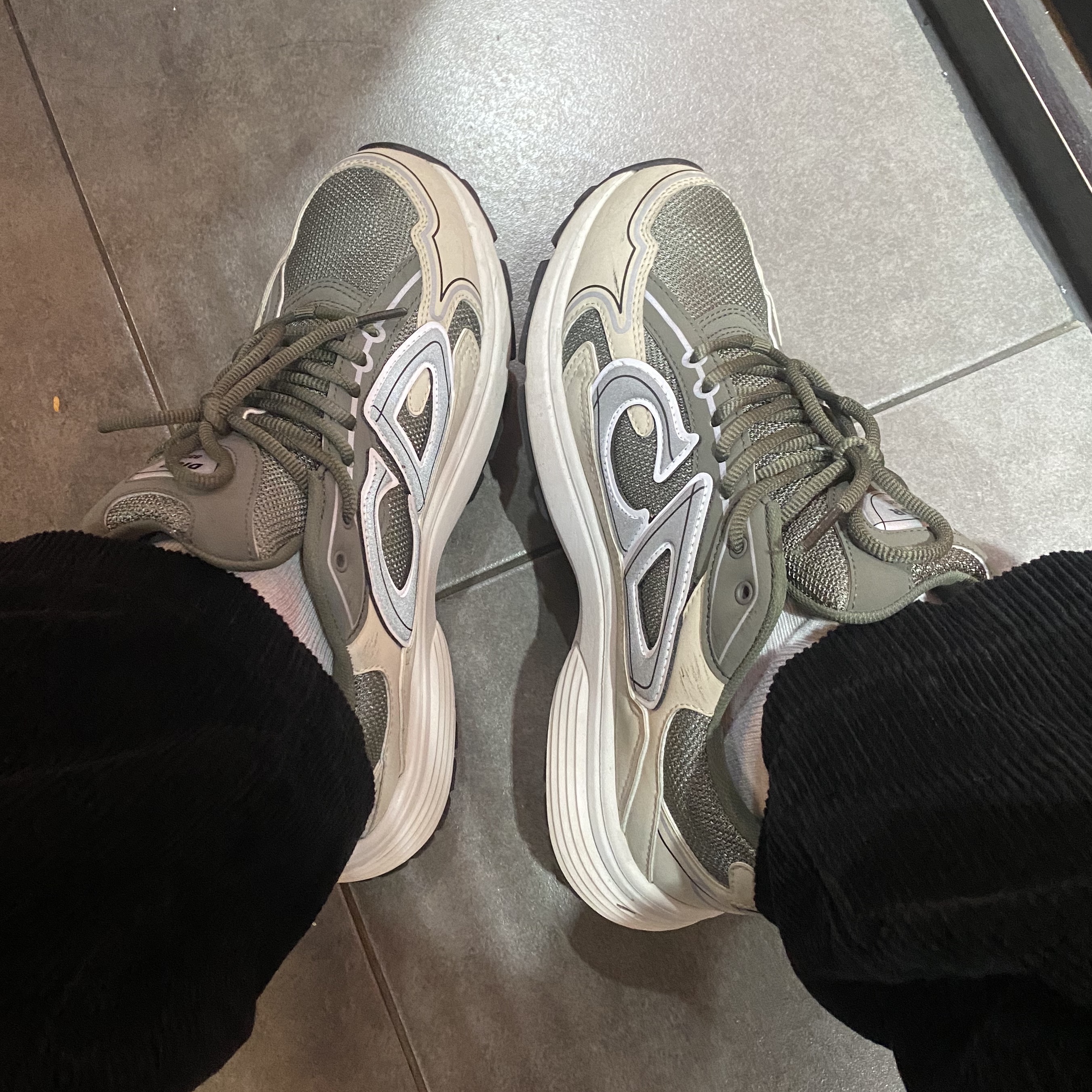 Dior B30 Sneakers Mesh Technical Fabric Olive Cream 착용 스타일
