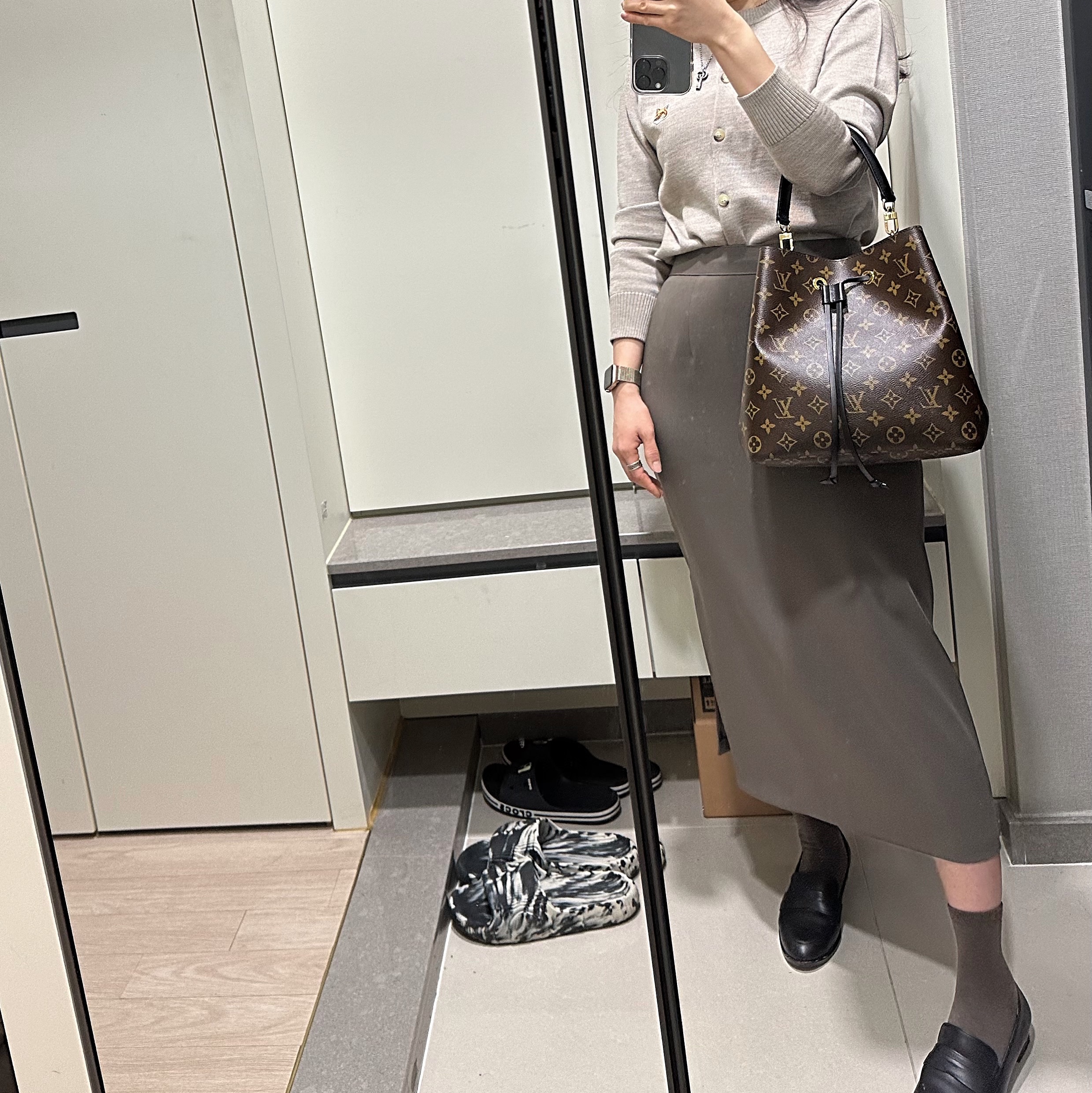 Louis Vuitton Neonoe MM Monogram Black, (W) Maison Kitsune Fox Head Patch Adjusted R-Neck Cardigan Beige Melange 착용 스타일