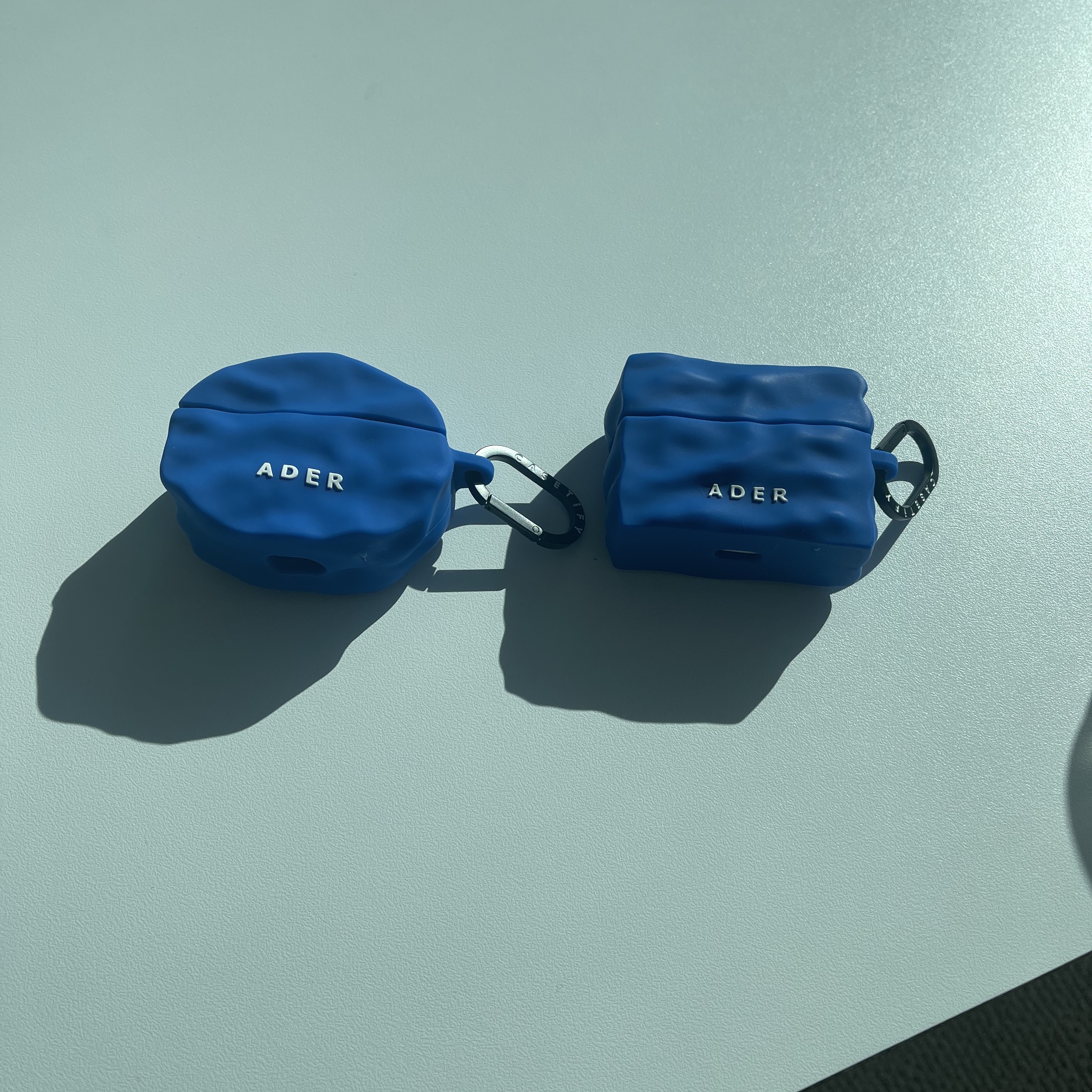 Casetify x Ader Error AirPods Pro Case, Casetify x Ader Error Wavy Collectable AirPods Pro 1st/2nd gen Case Blue 착용 스타일
