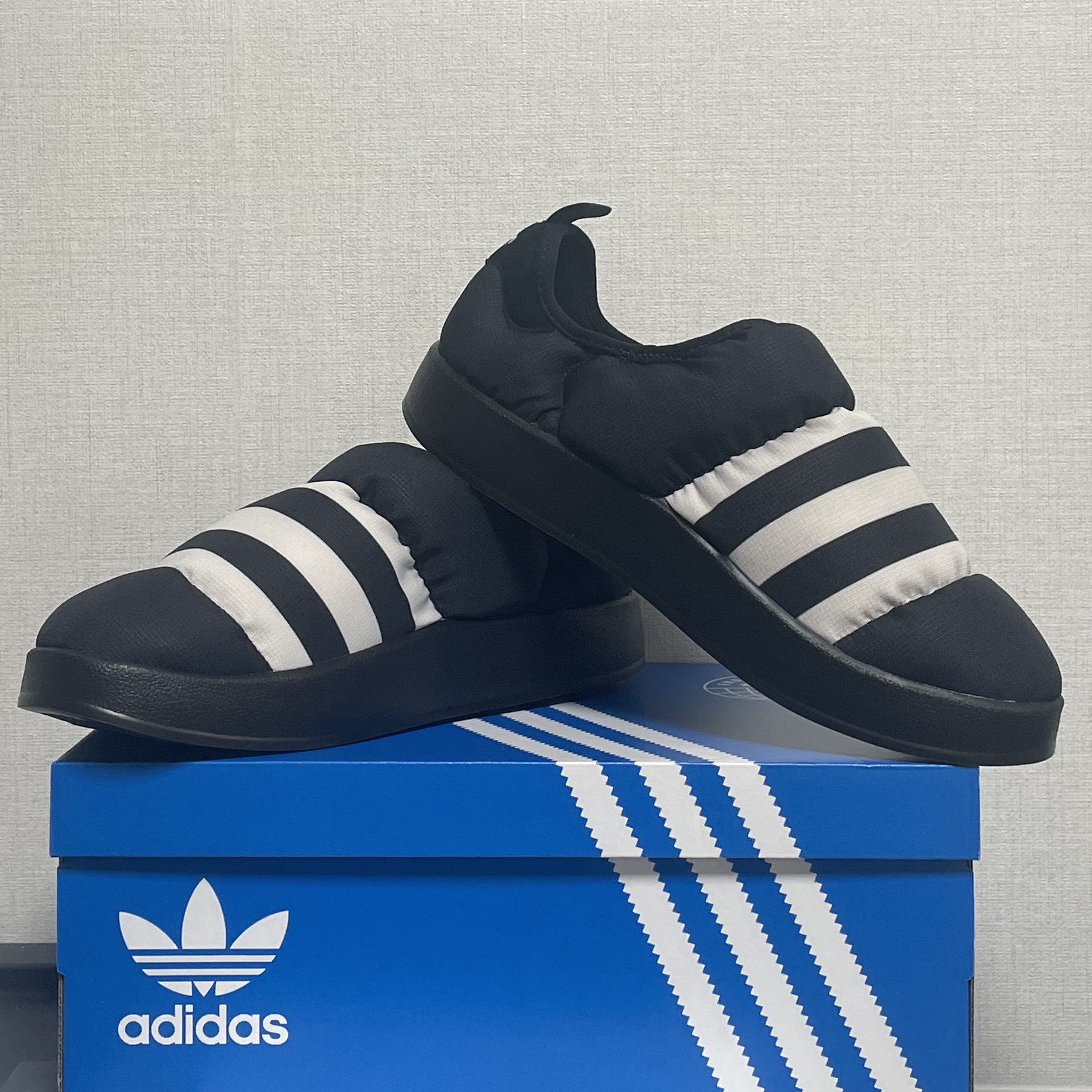 Adidas Puffylette Core Black 착용 스타일