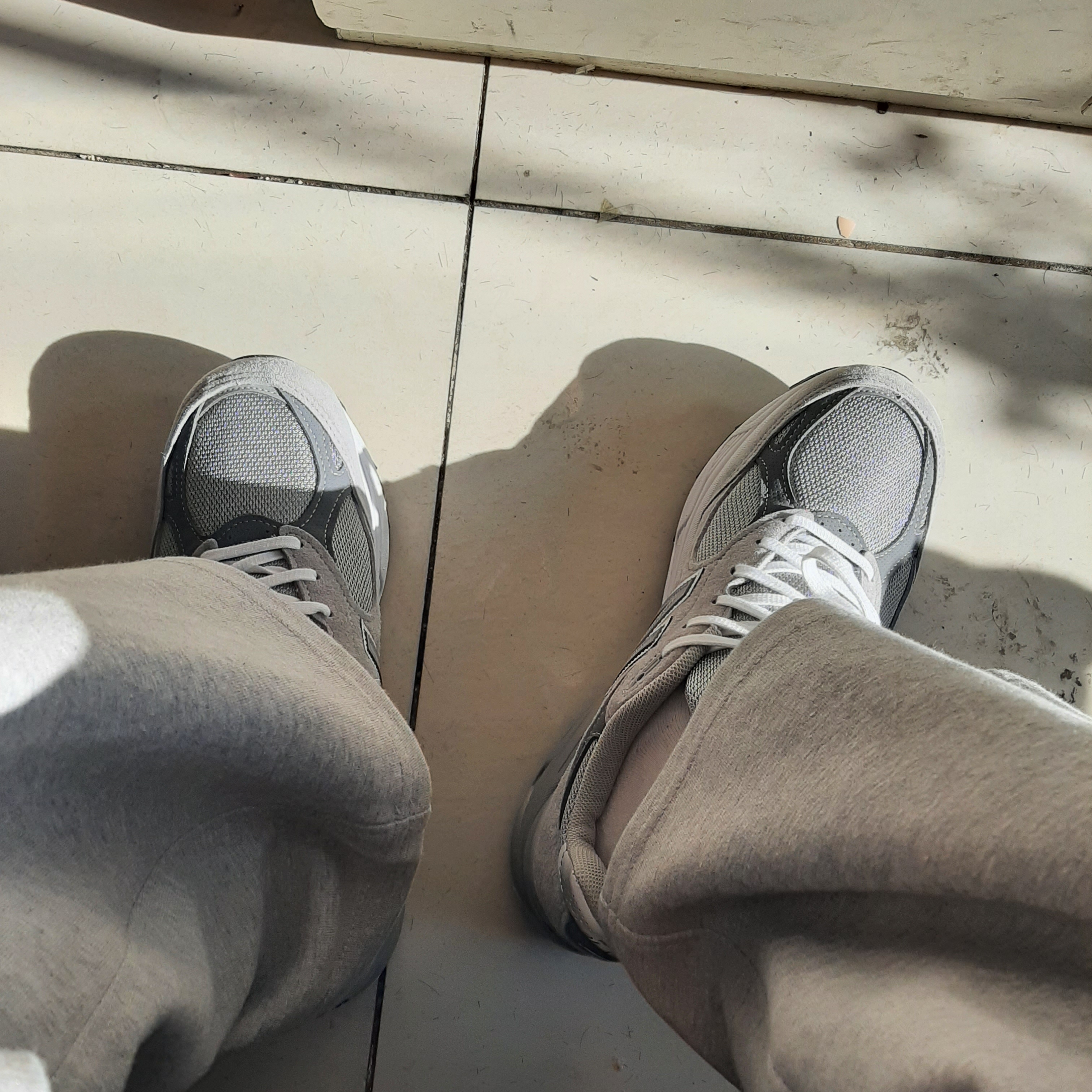 New Balance 990v3 Made in USA Grey - D Standard, Nike x Supreme Air Force 1 Low Black 착용 스타일 - 1