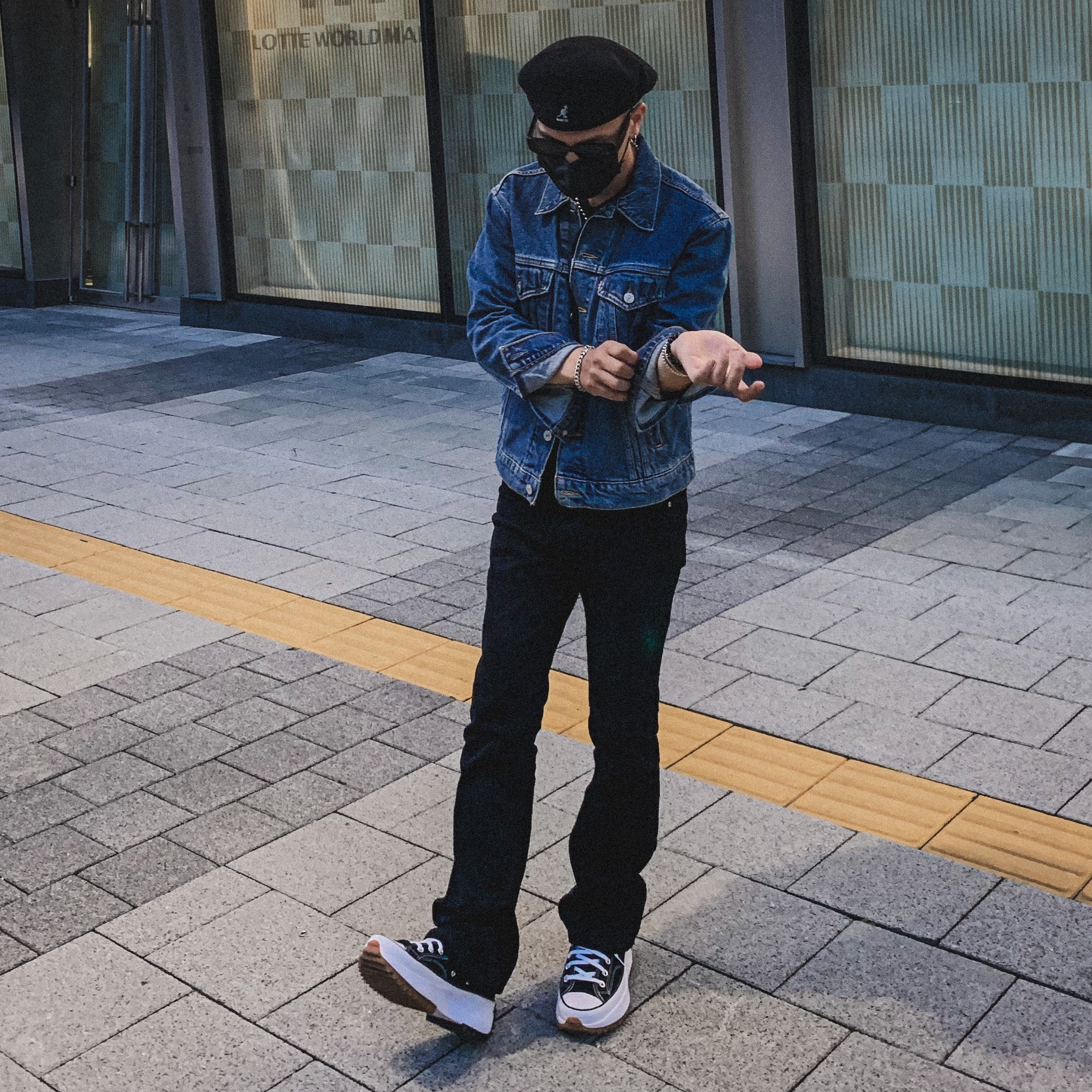 Converse Run Star Hike Hi Black White Gum, Supreme x Kangol Ventair Logo 504 Black - 22SS 착용 스타일 - 1