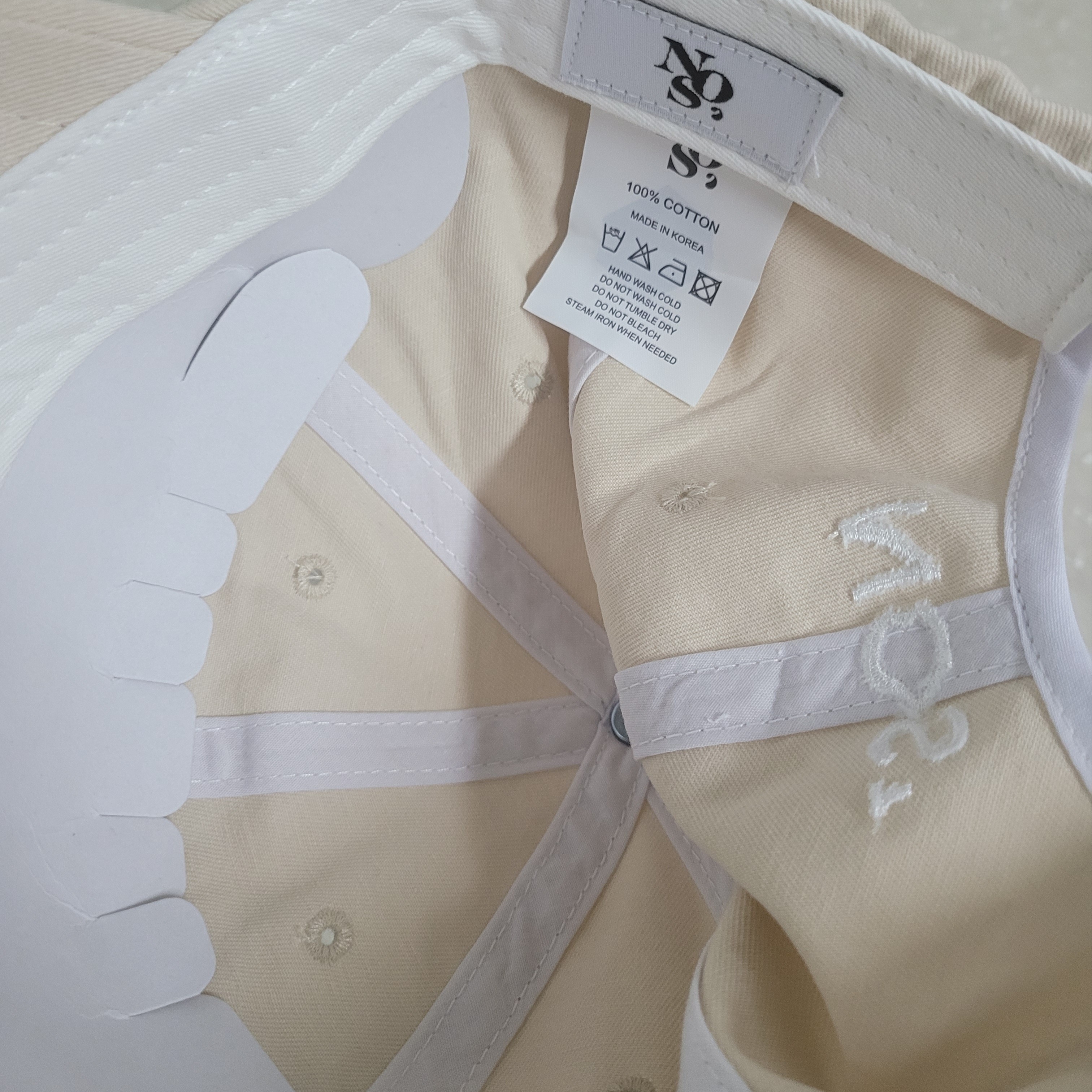 NOS7 Signature Symbol Ball Cap Beige 착용 스타일 - 2
