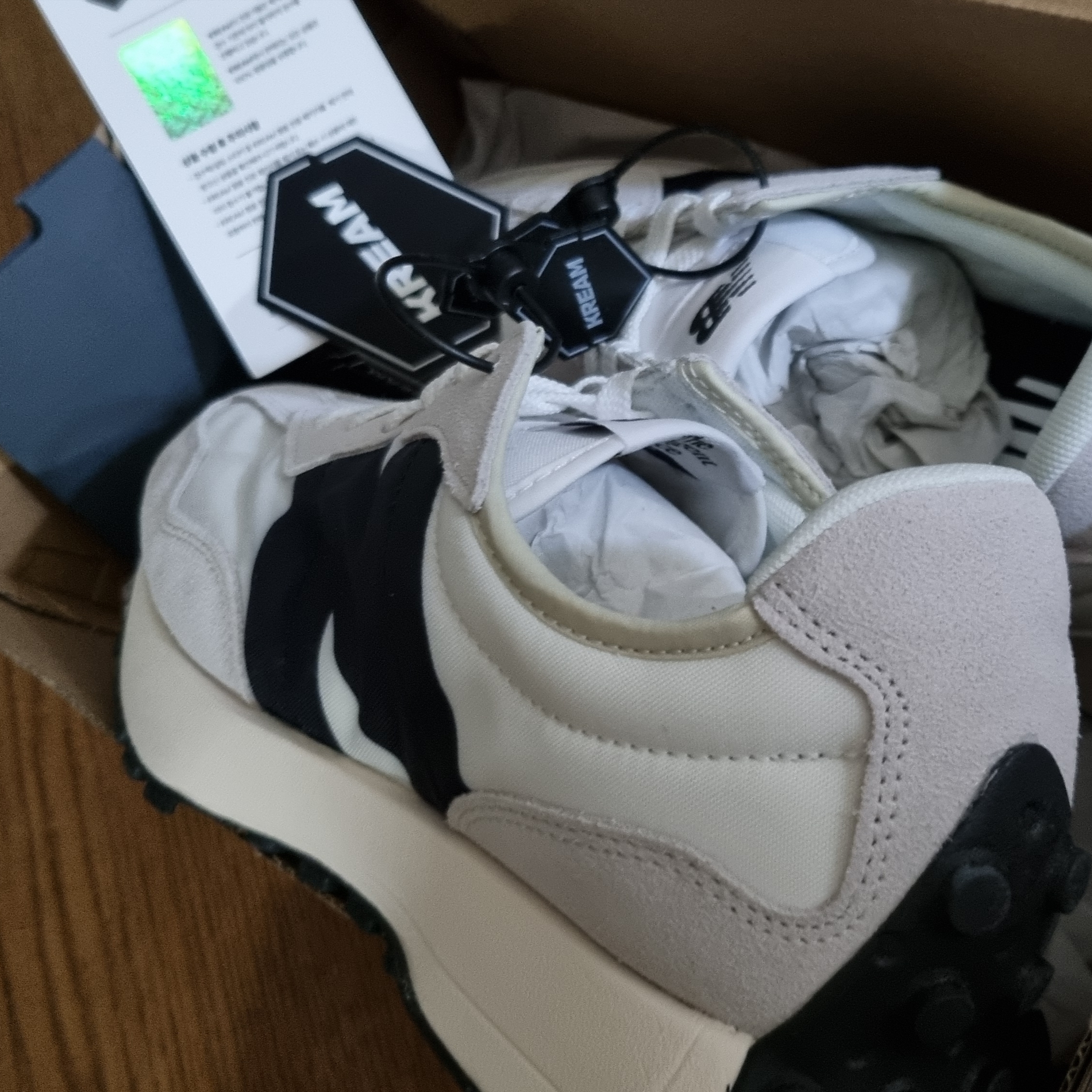 New Balance 327 White Black 착용 스타일