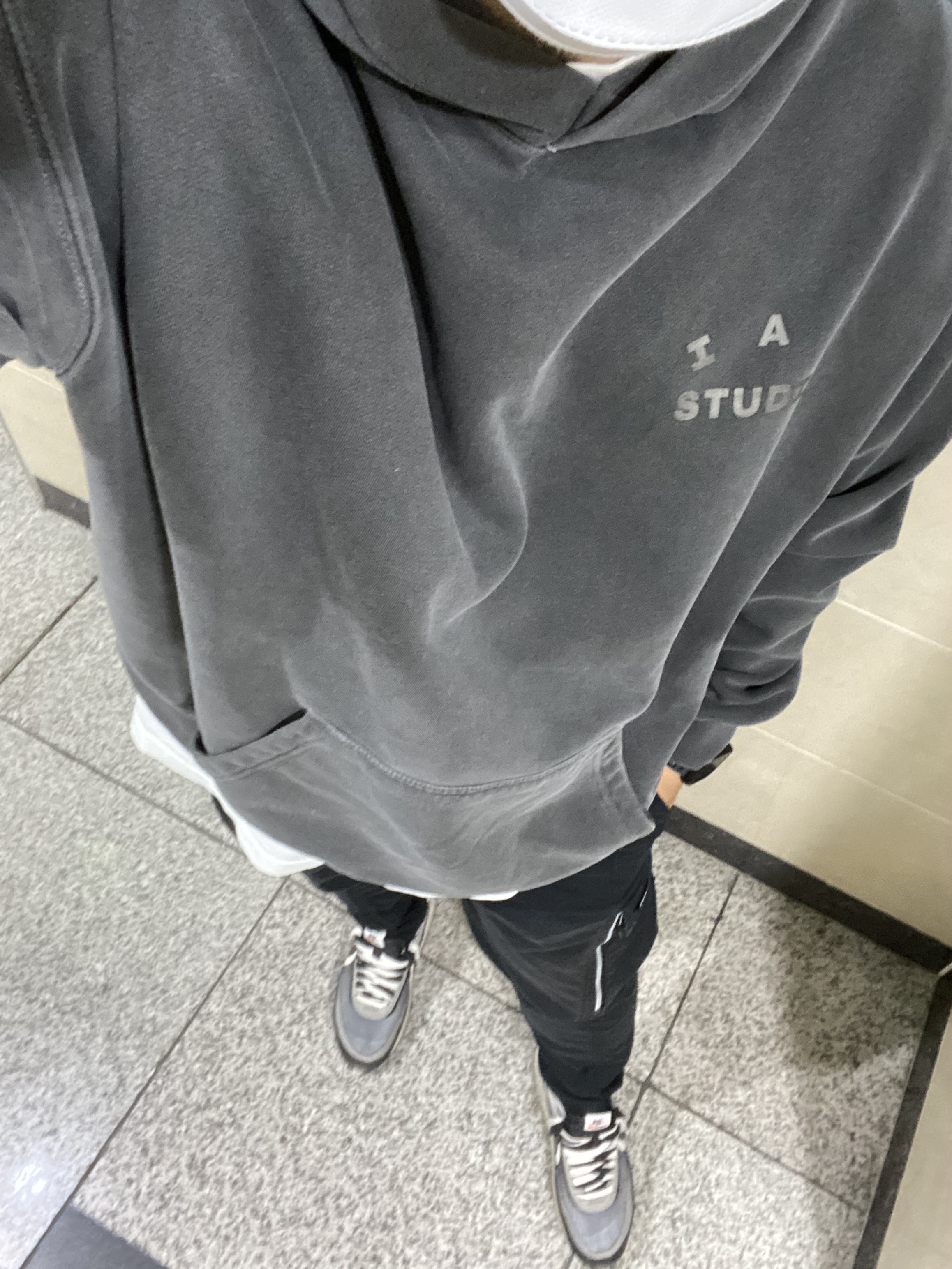 IAB Studio Pigment Hoodie & Sack Black, Nike x Sacai LDWaffle Black 착용 스타일