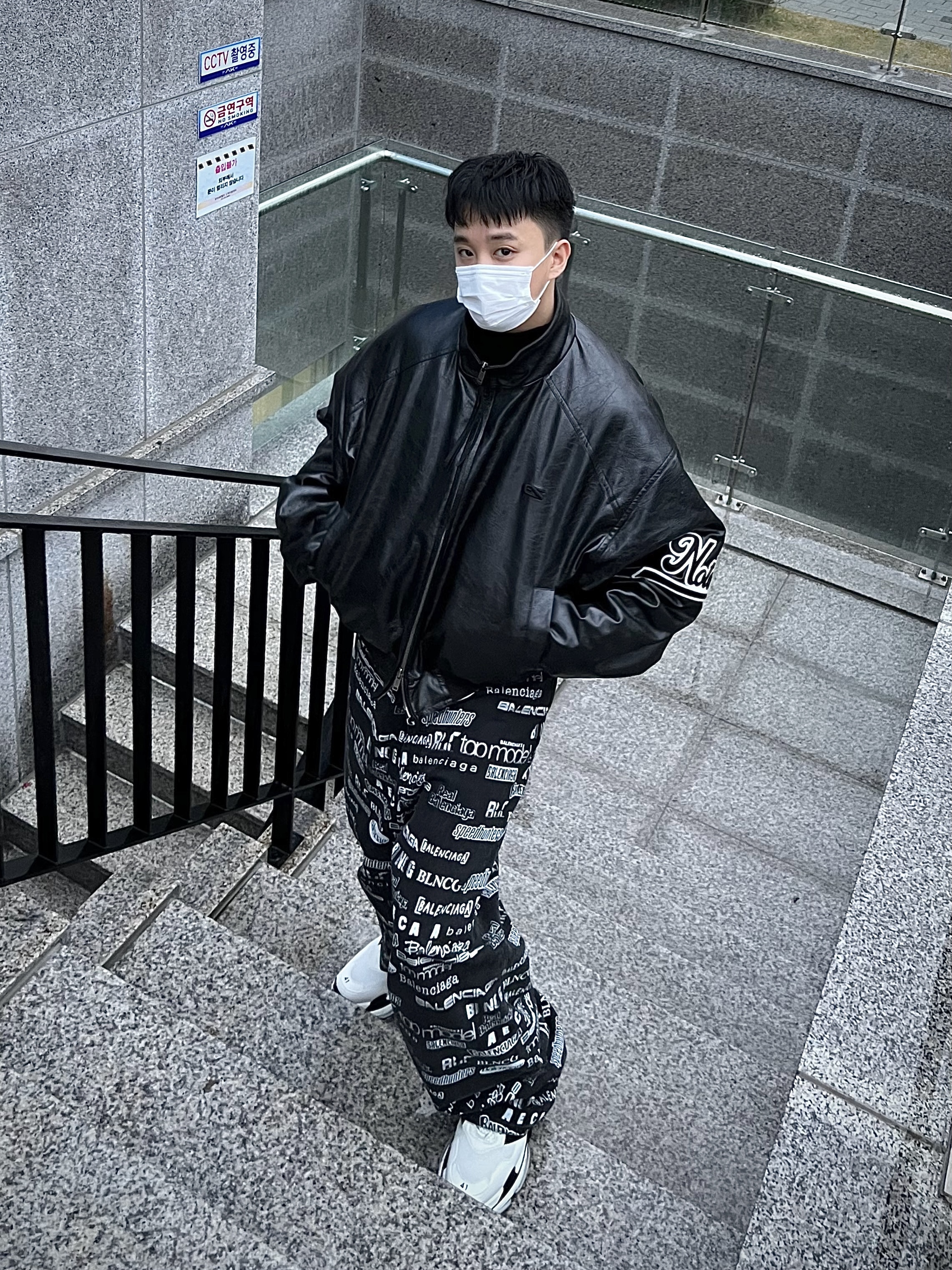 Balenciaga x Adidas Triple S Sneakers White Black 착용 스타일 - 2