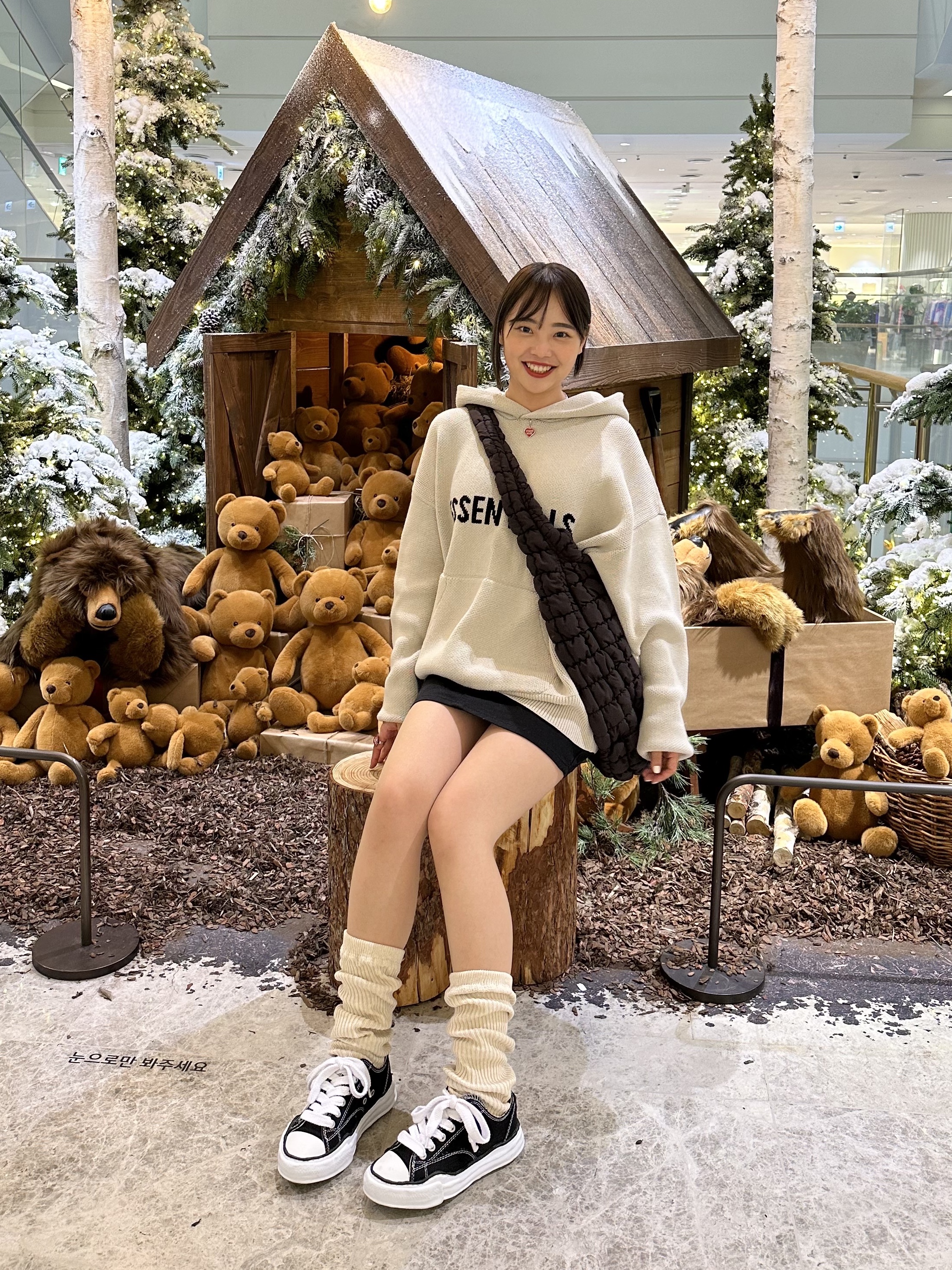 Maison Mihara Yasuhiro Peterson OG Sole Canvas Low Sneakers Black, COS Quilted Oversized Shoulder Bag Brown 착용 스타일 - 1