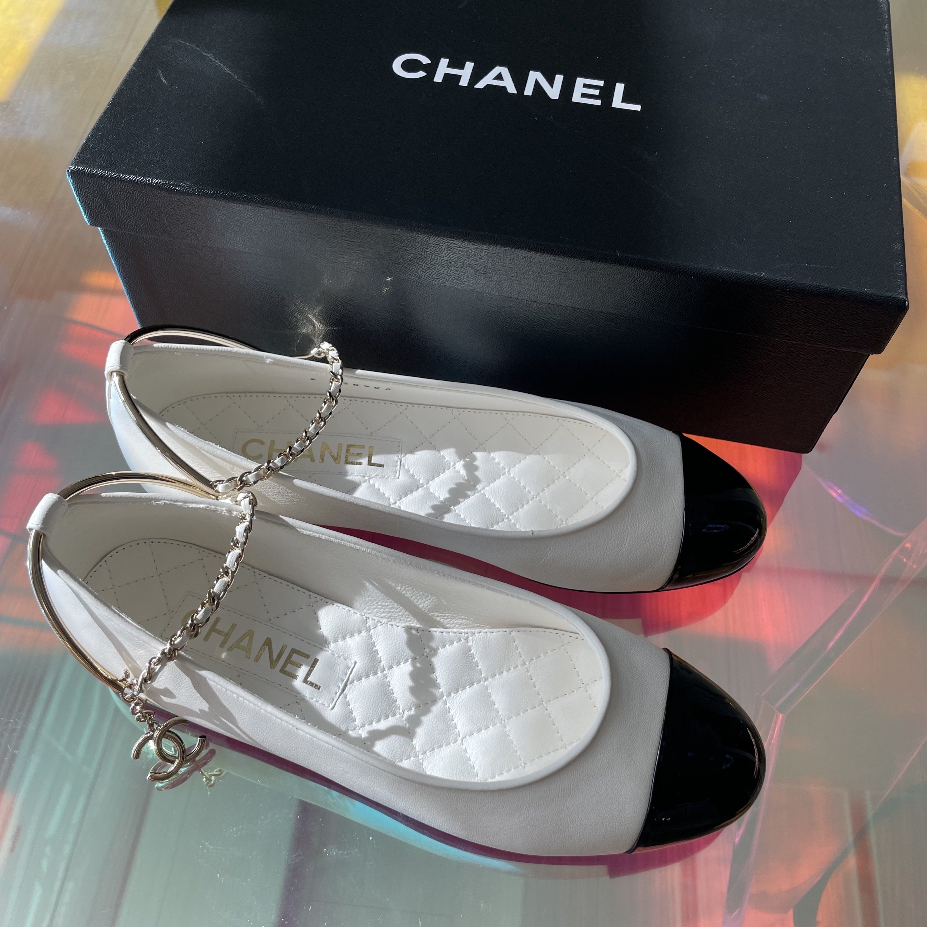 (W) Chanel Ballerina Flat Lambskin Patent Calfskin & White Black 착용 스타일