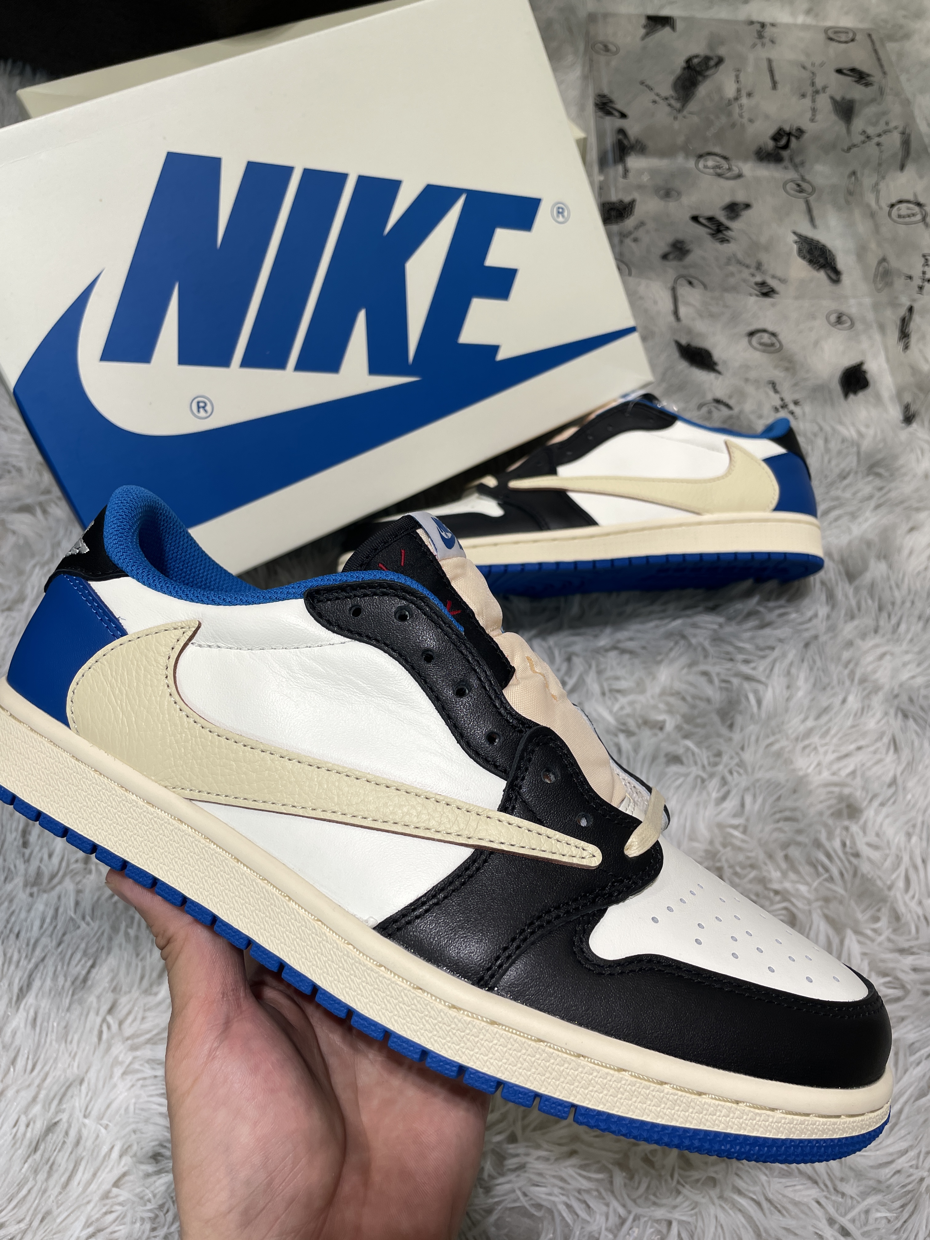 Jordan 1 x Travis Scott x Fragment Retro Low OG SP Military Blue 착용 스타일 - 1